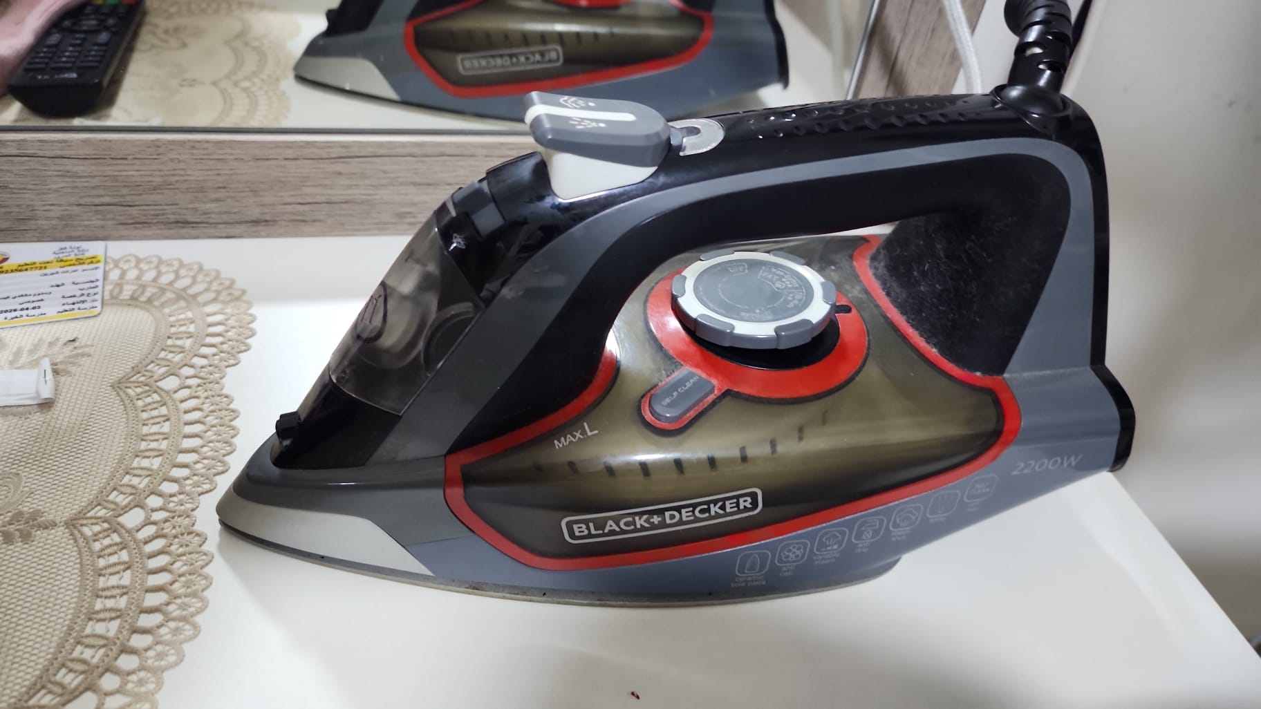 Iron box (Black & Decker) - Image 1