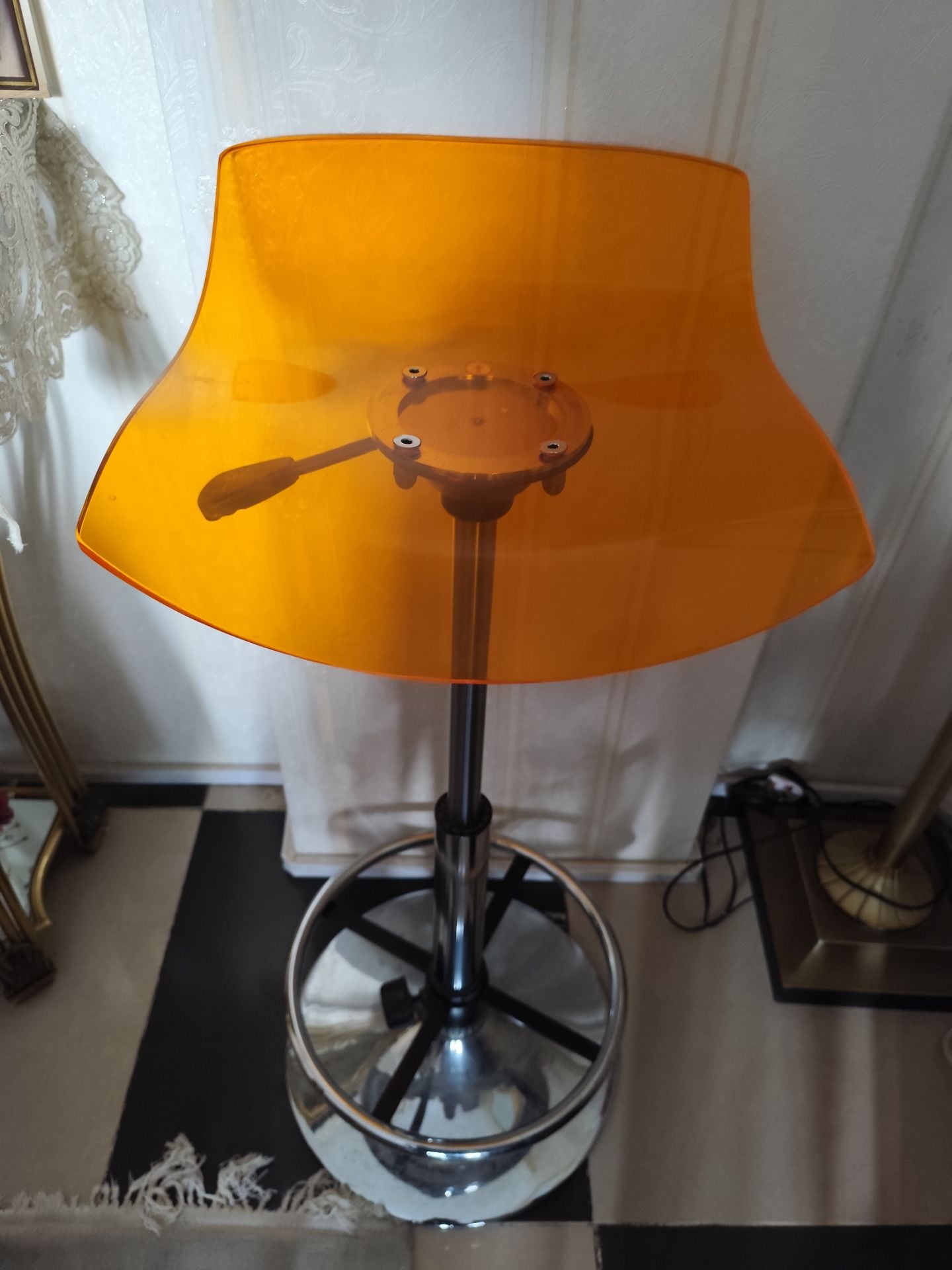 Stand Seat very good condtion - Image 1