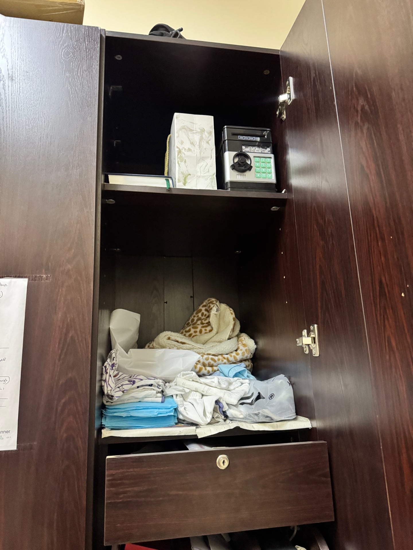 Neatly used 3 door cupboard - Image 5