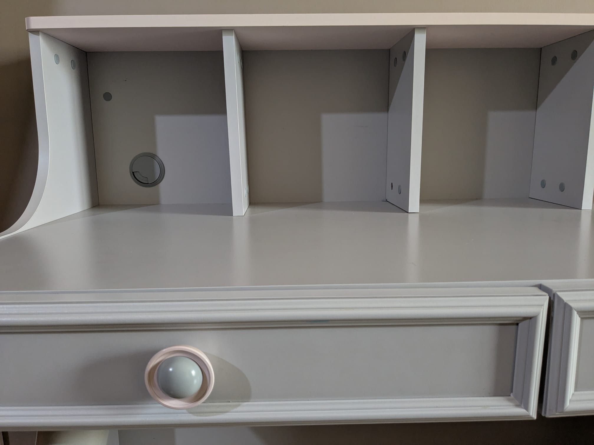 Home Centre Sweety Desk with Hutch, in very good condition, looks NEW - Image 2