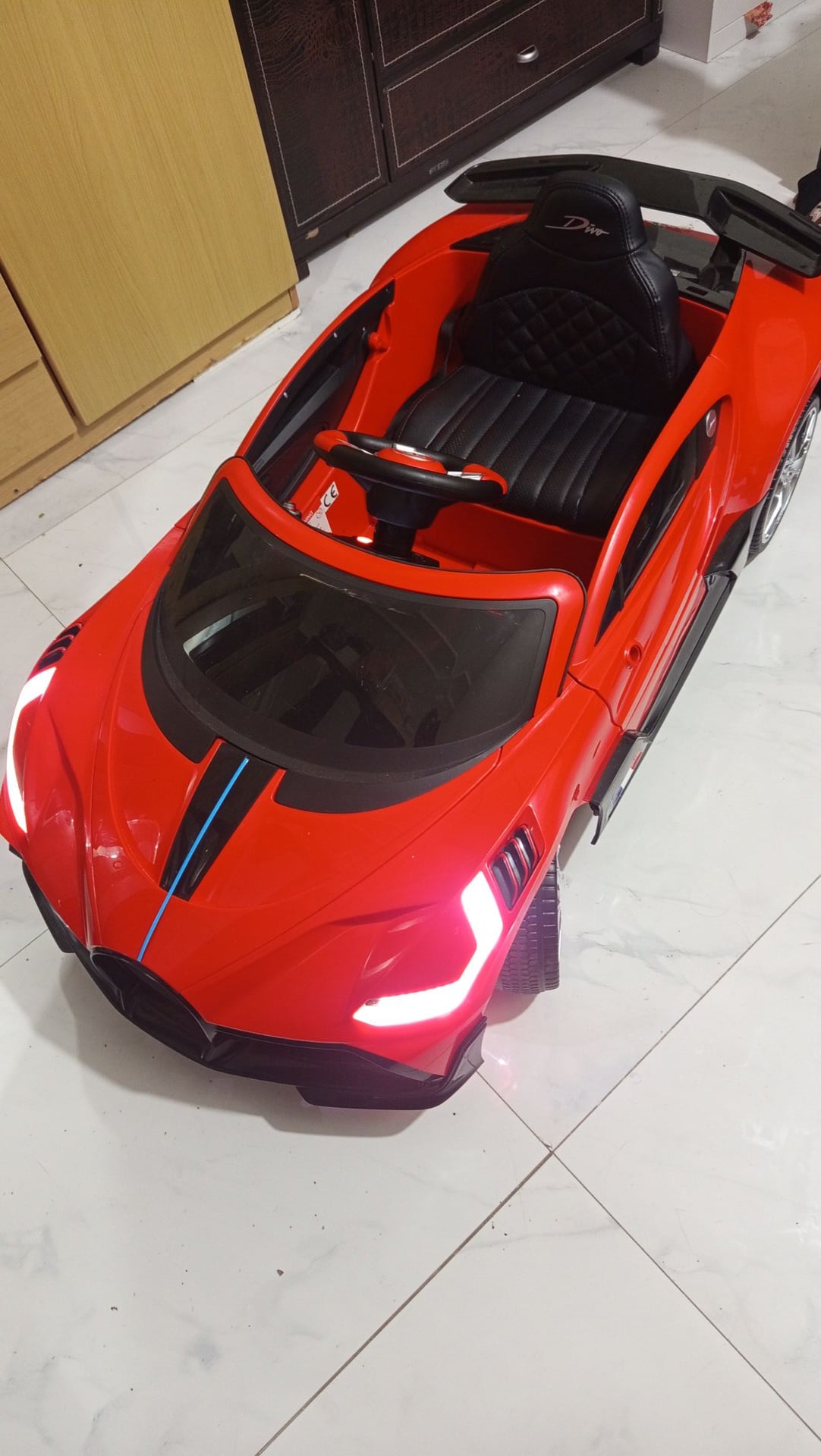 Bugatti Divo kids car - Image 1