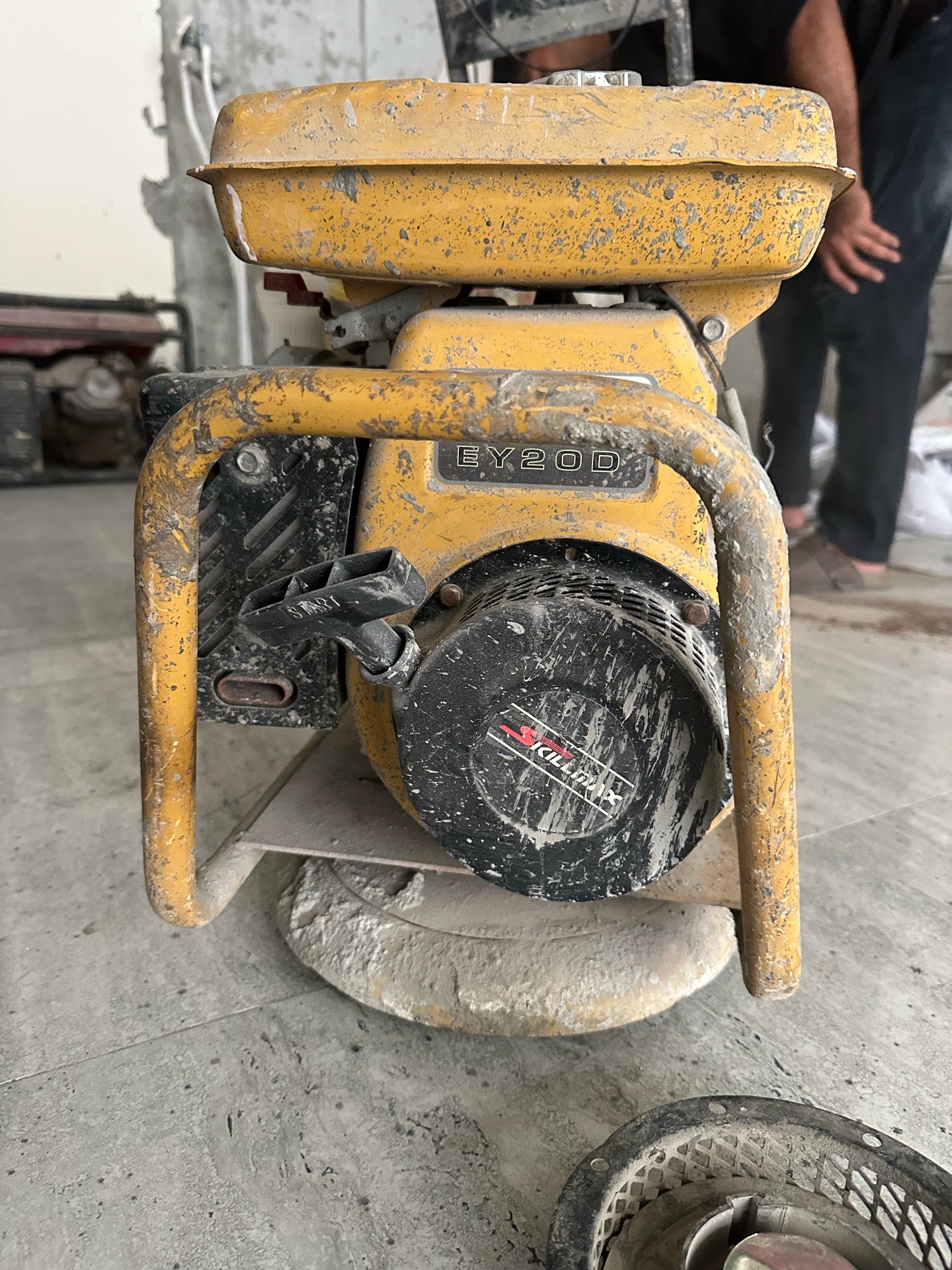 Generator, compactor, vibrator, 1 hp pump and other construction handtools - Image 10