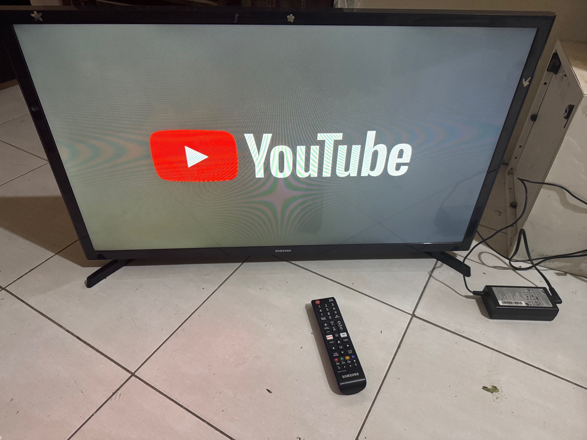 Samsung tv 32 smart excellent condition  - Image 7