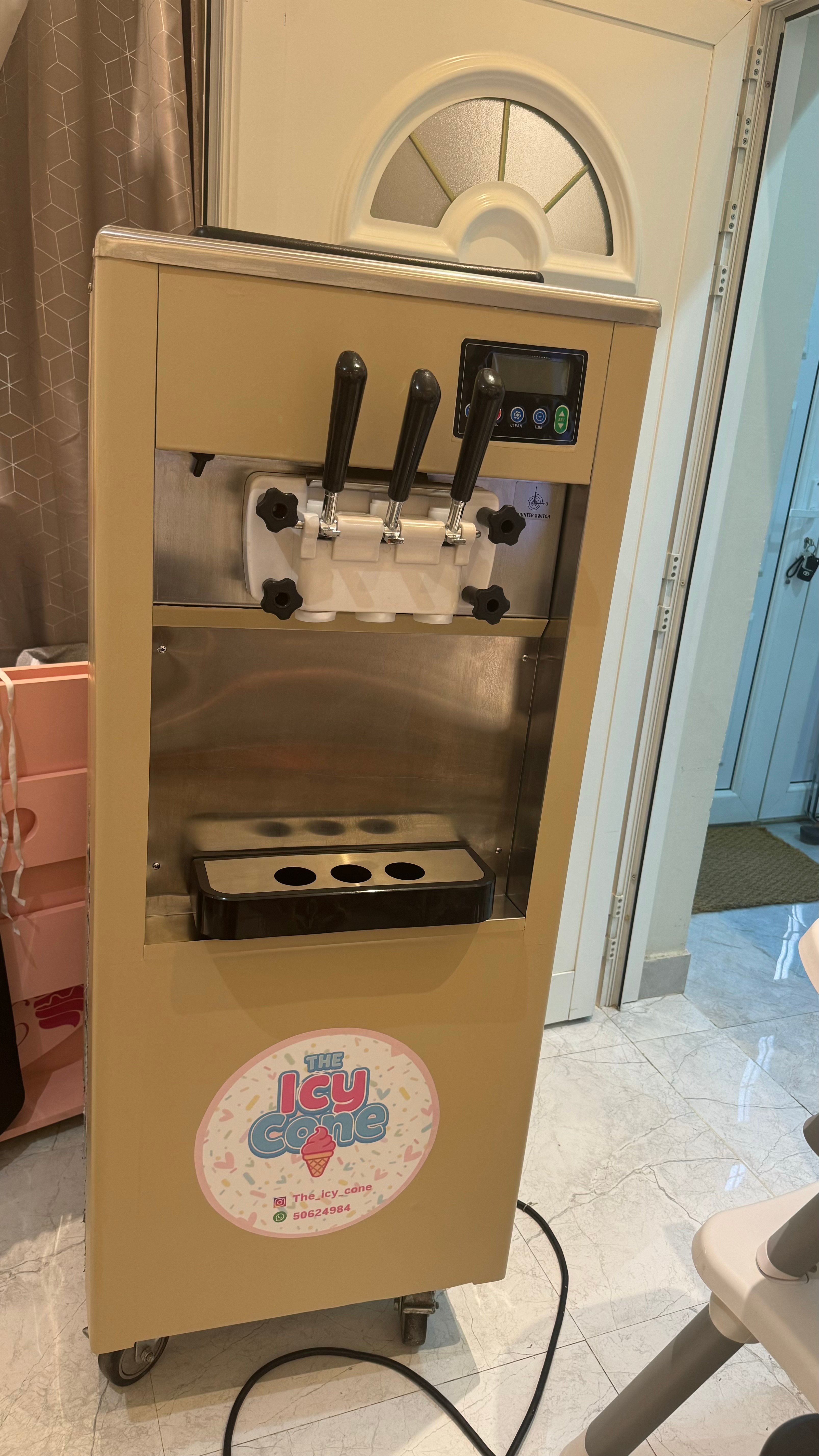 Ice cream machine - Image 1