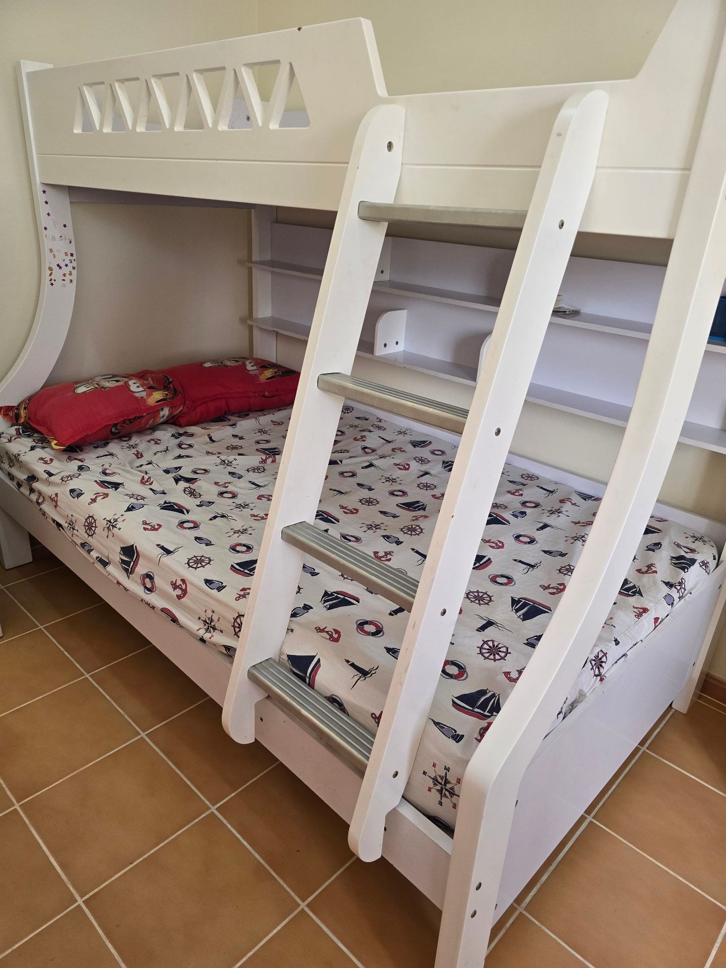 Bunk bed with one mattress - Image 1