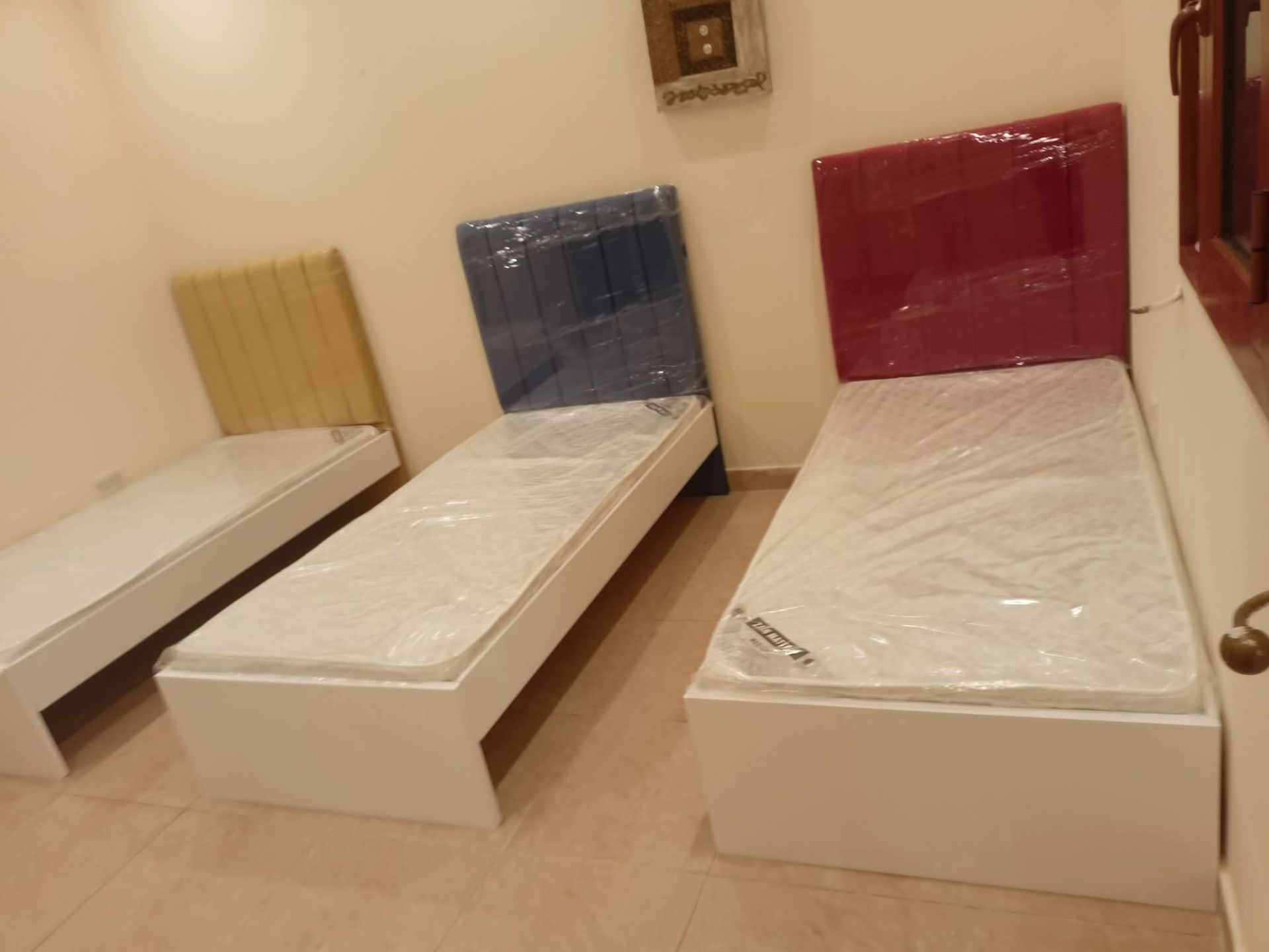 Bed with mattress  - Image 7