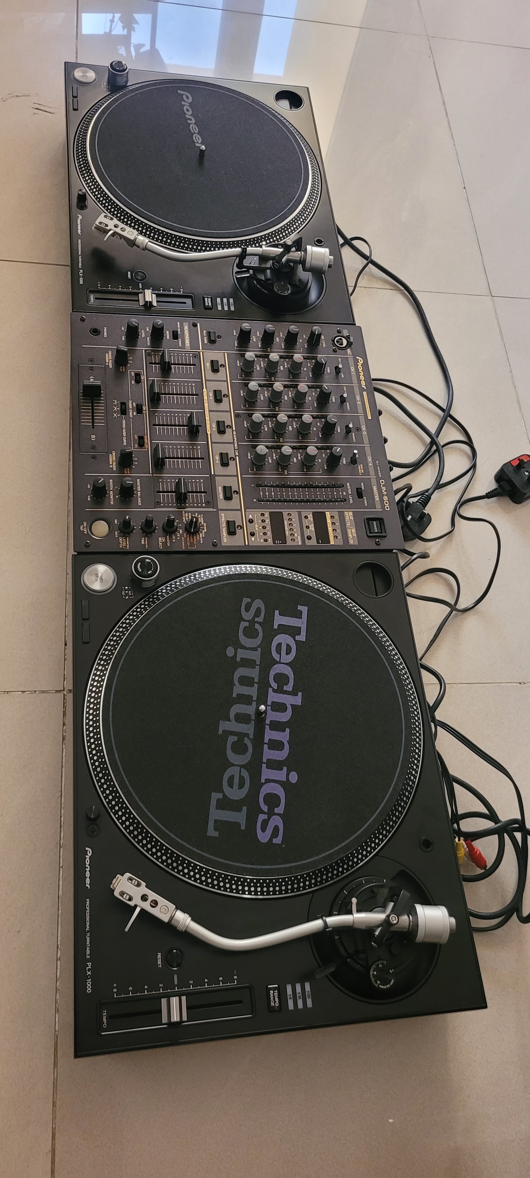 2 x Pioneer Professional Turntables ..1 X DJM600 Pioneer Mixer  - Image 2