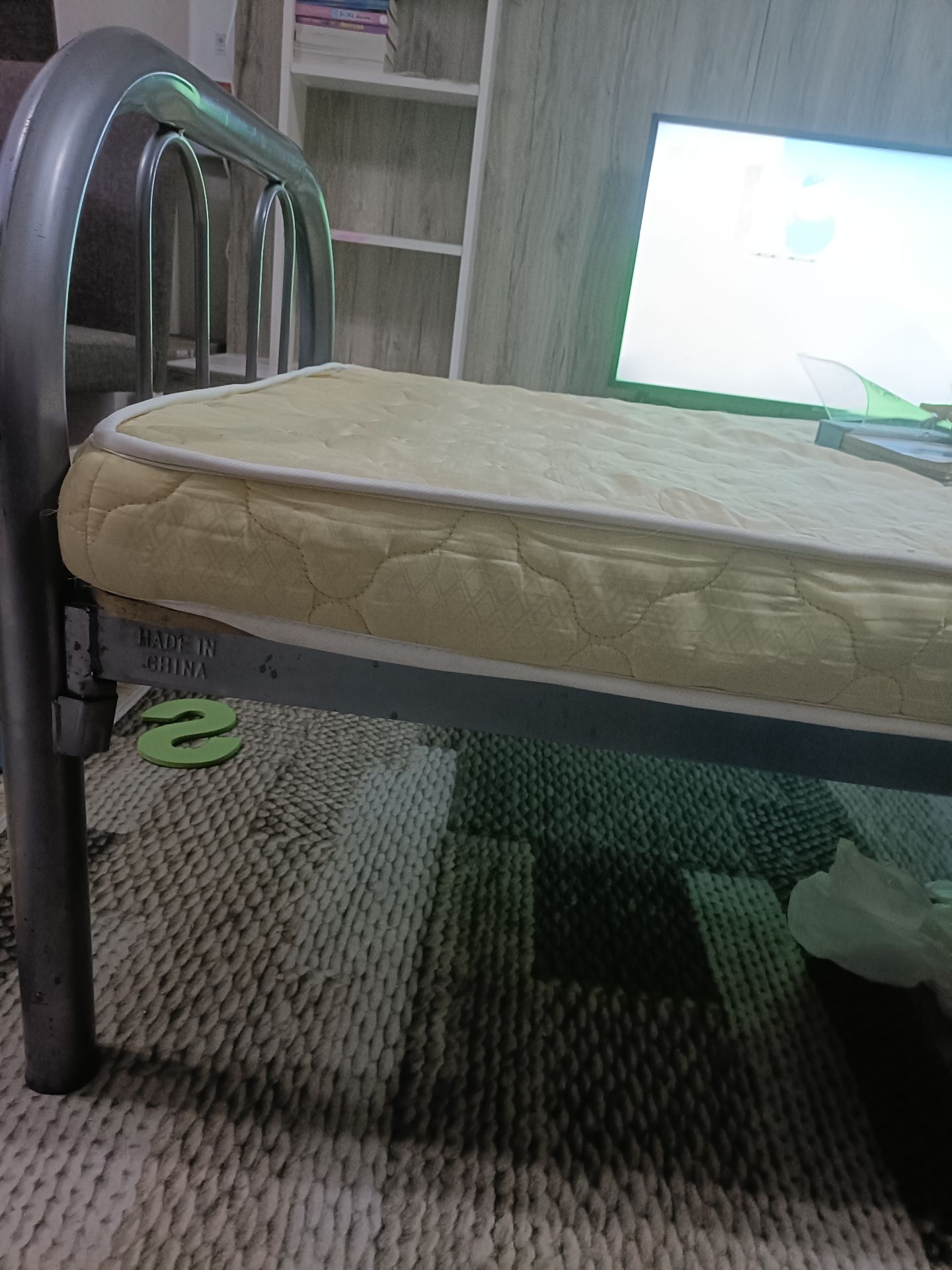 Metal cot with wooden sheet, and single mattress - Image 4