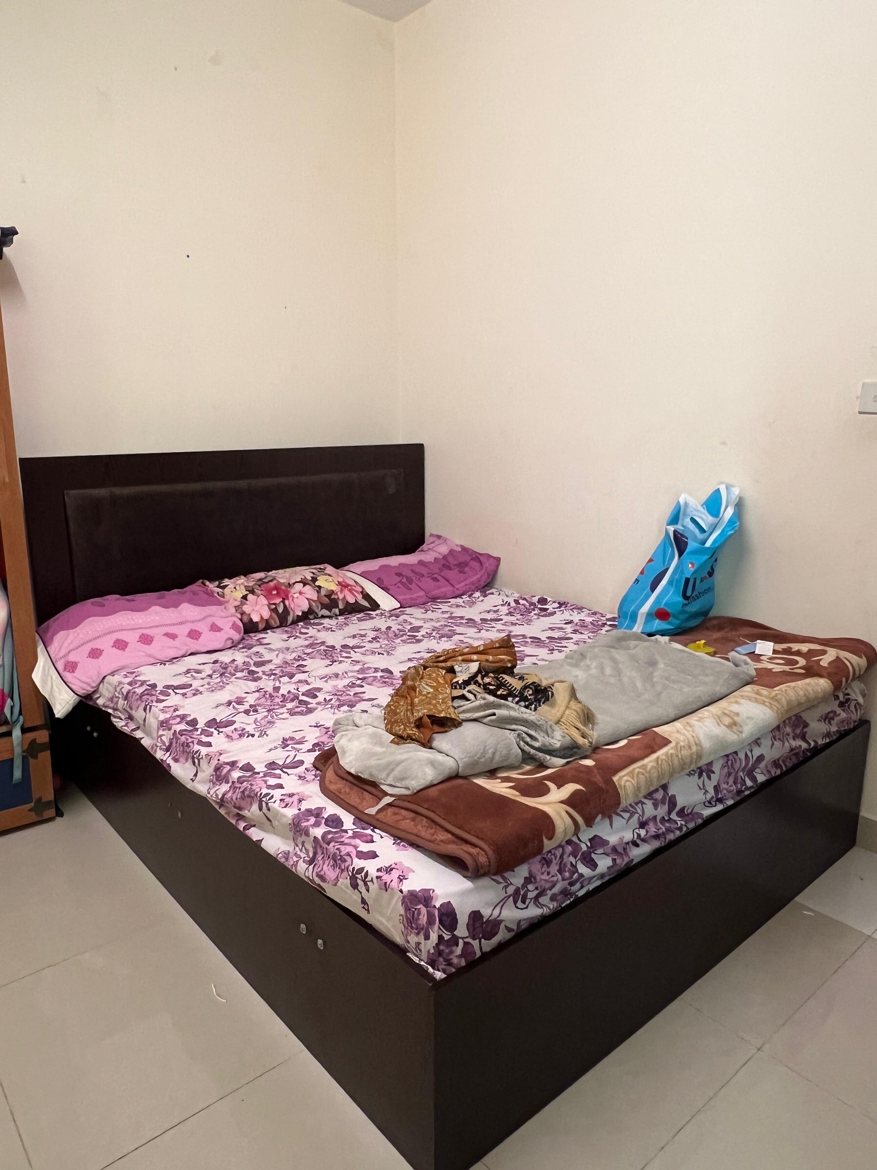 Bed with 2 side table for Sale - Image 1