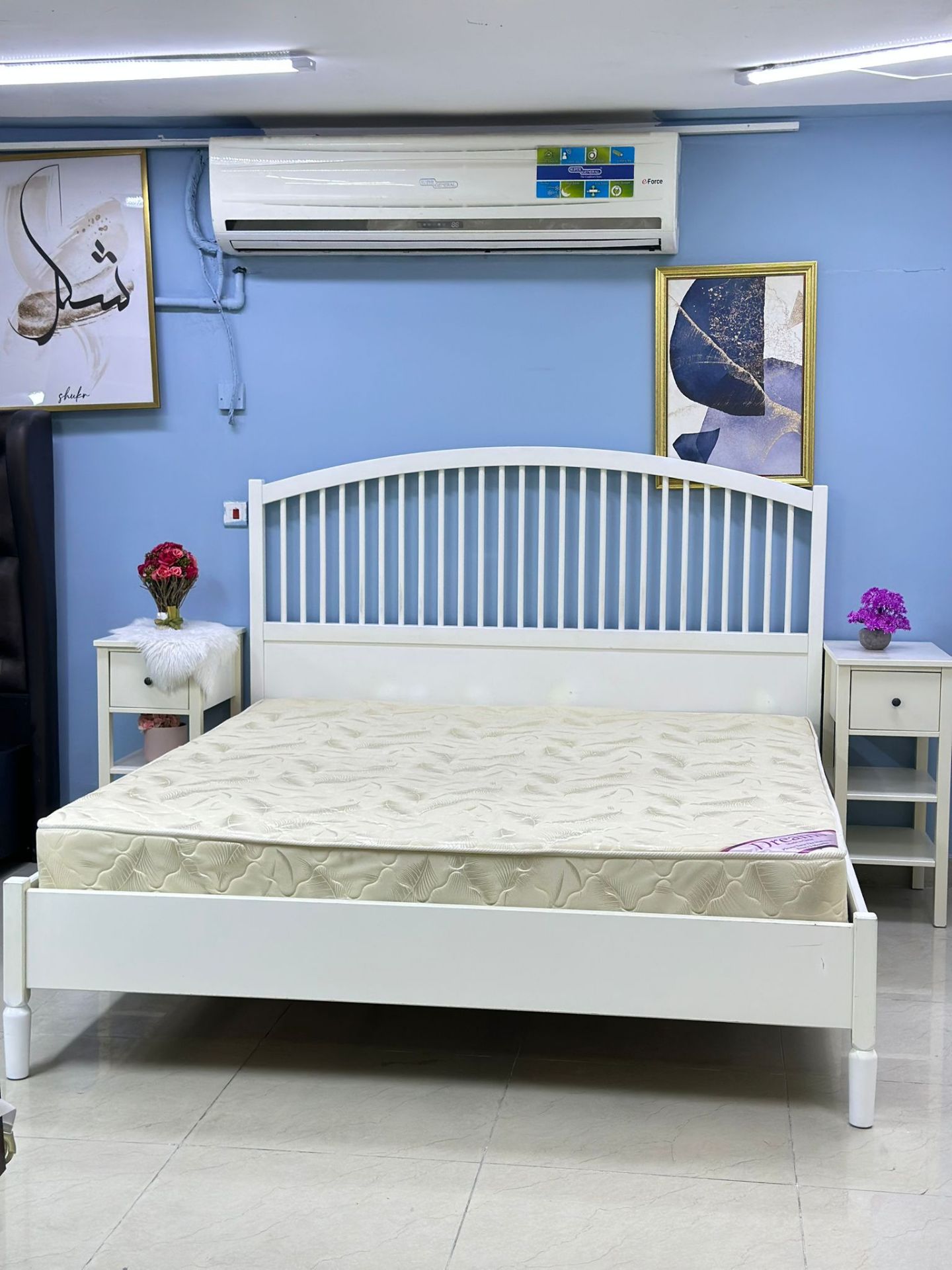 💥like new condition bed and two said table for sale - Image 4