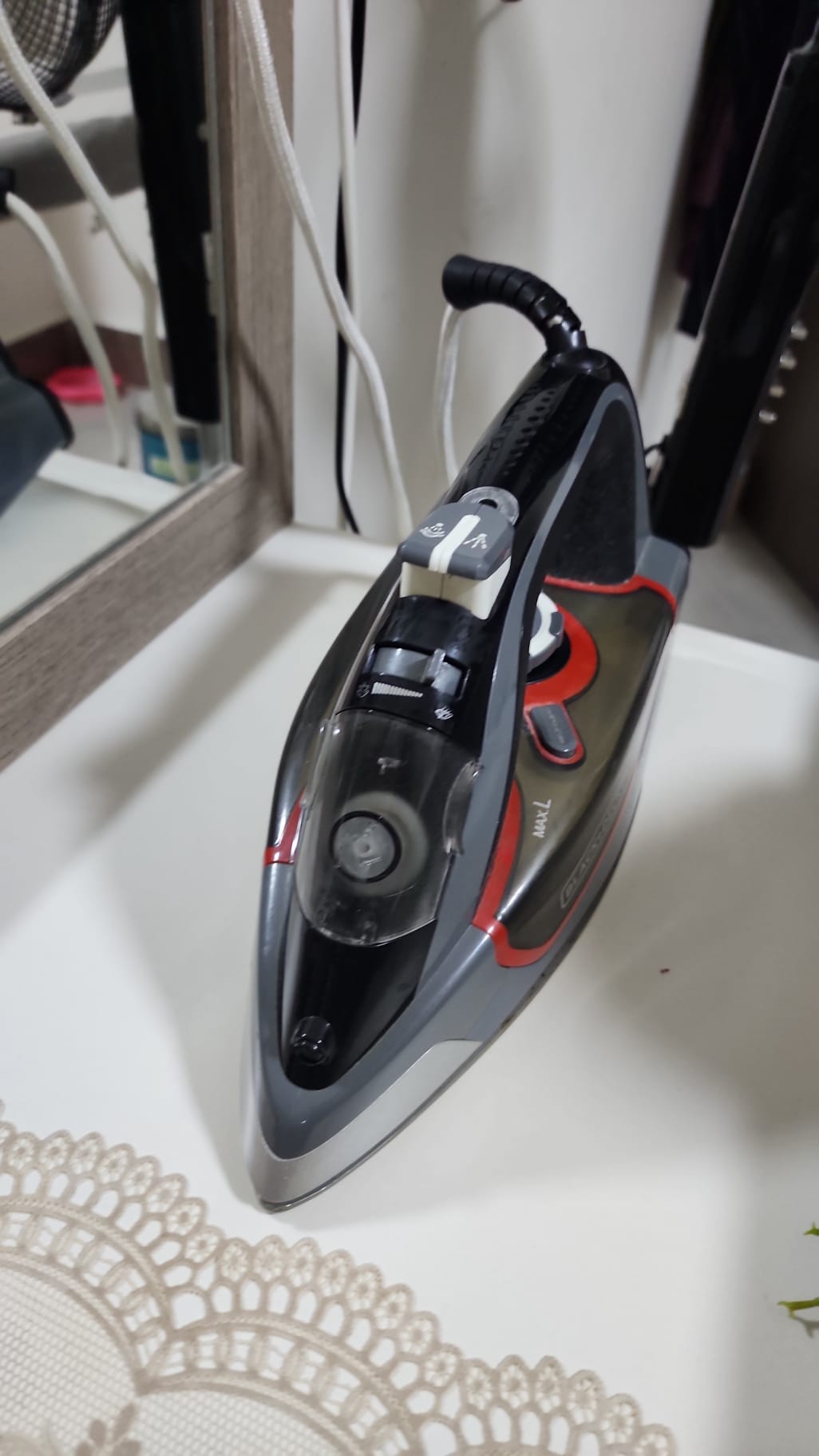 Iron box (Black & Decker) - Image 2