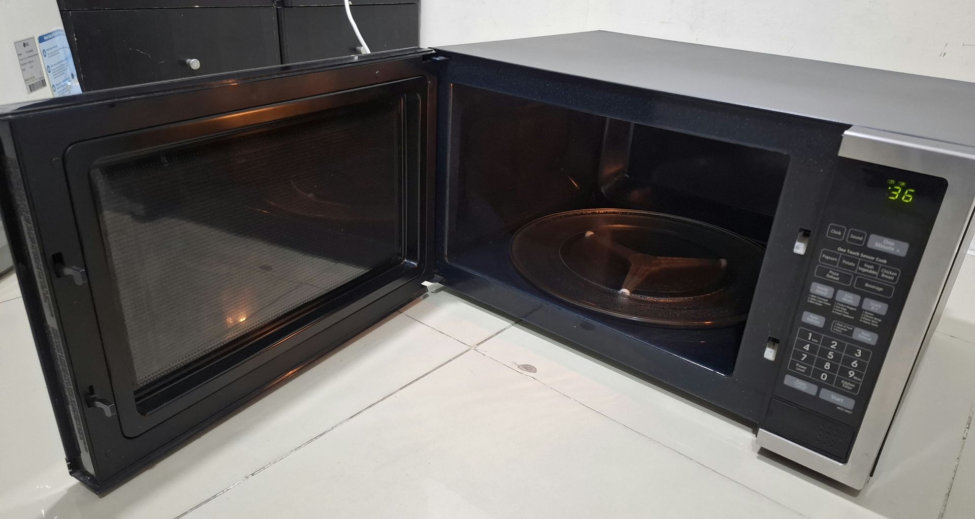 Samsung microwave oven  - Image 6