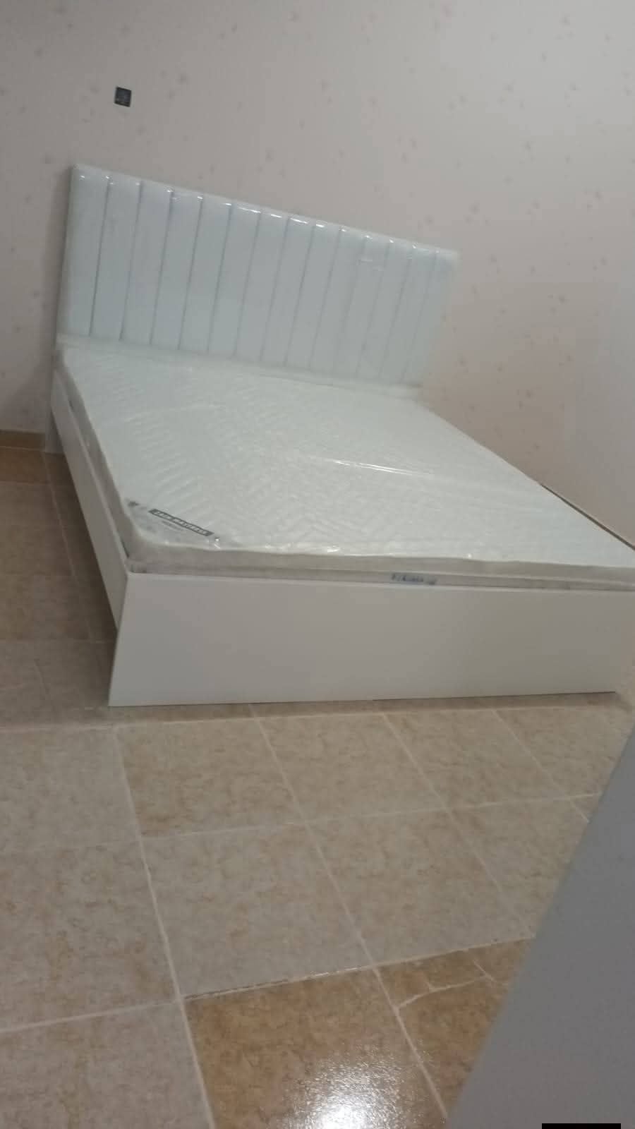Bed with mattress - Image 1