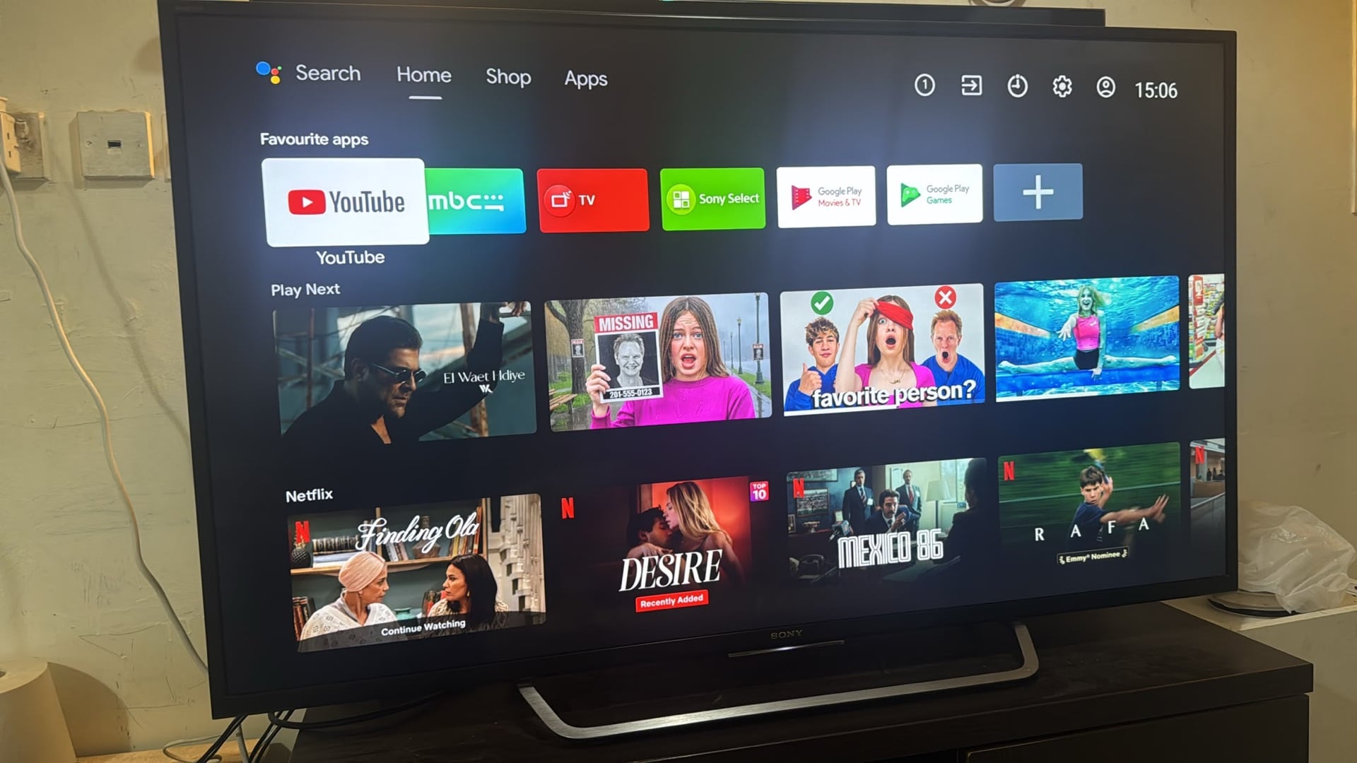 تلفزيون Sony Bravia 55 مع طاولة مركز المنزل بحالة ممتازة - Image 6