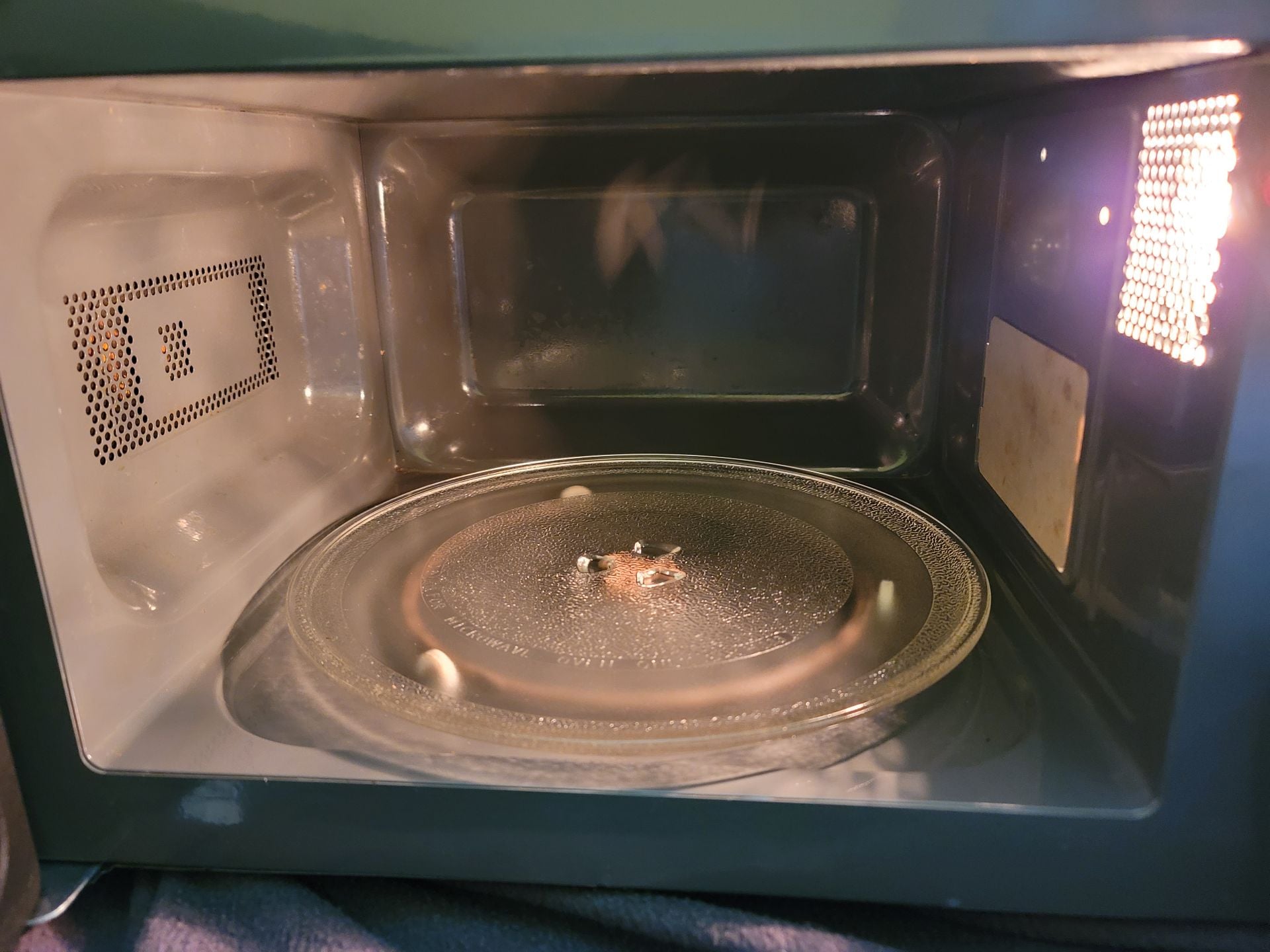 Nikai Microwave Oven 20L Excellent Condition - Image 3