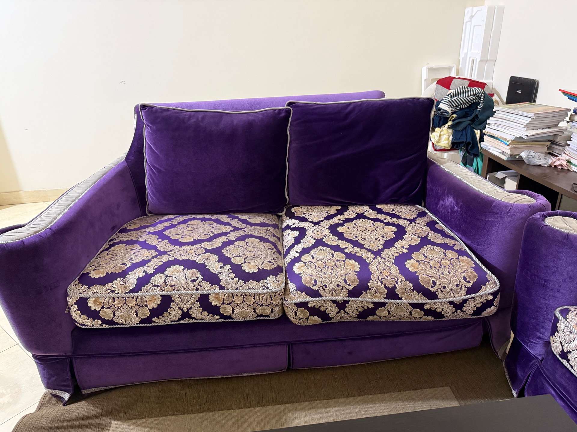 Sofa with centre table and side table - Image 8
