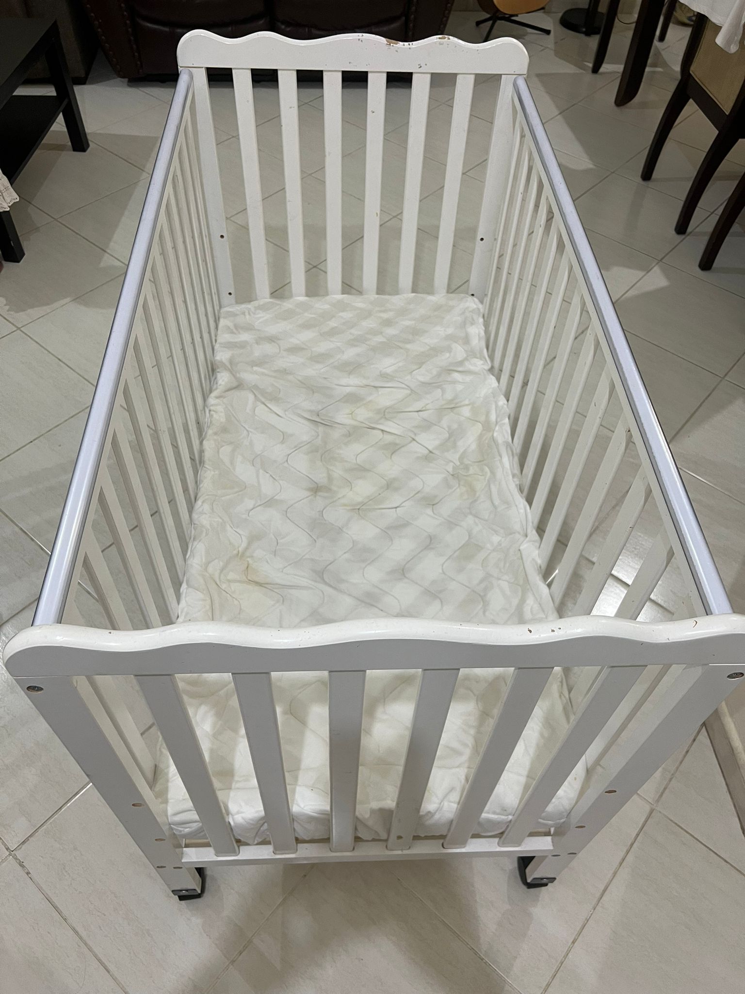 BABY CRIB WITH IKEA MATTRESS - Image 4