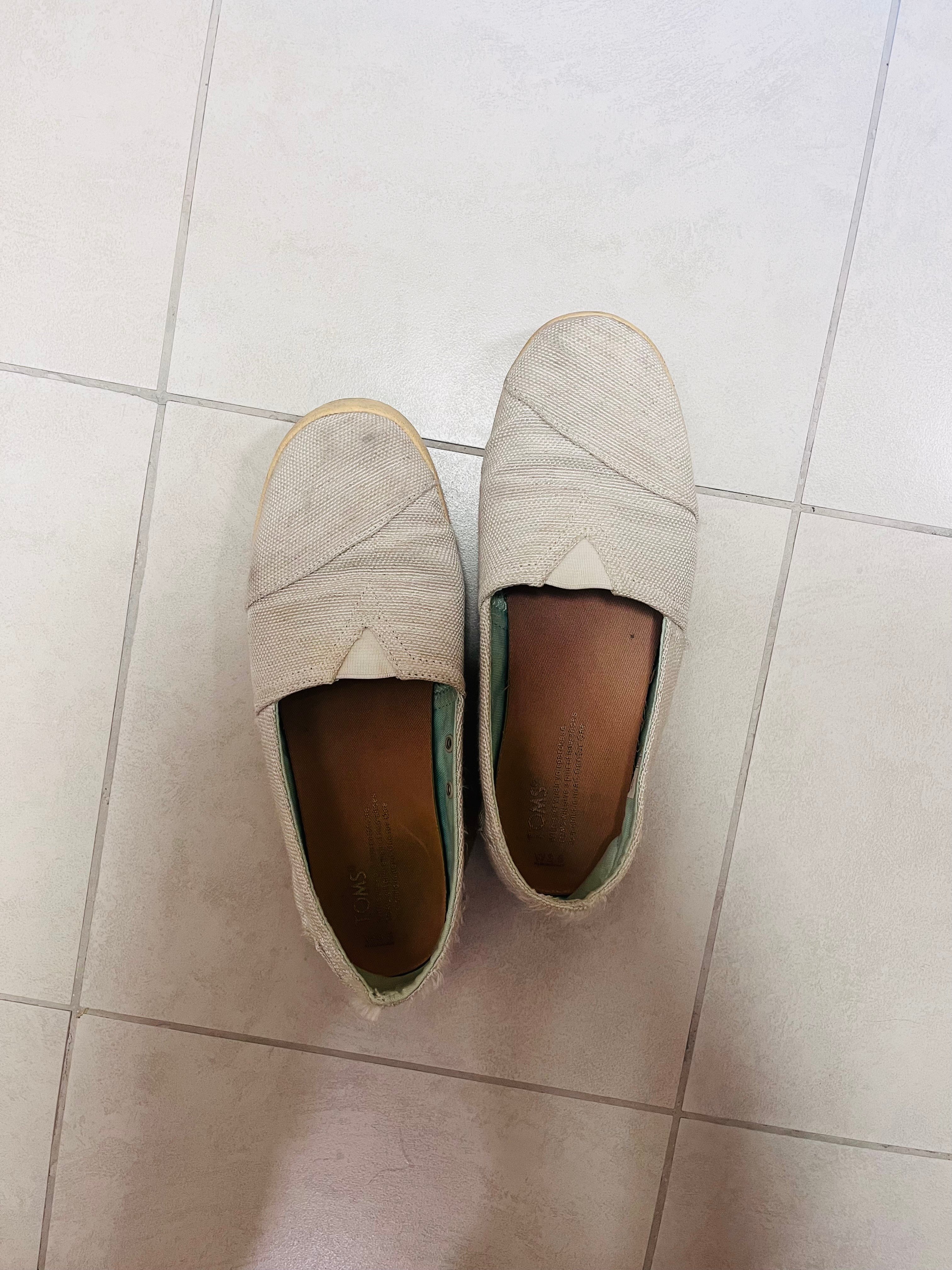 Toms shoes in good condition - Image 1
