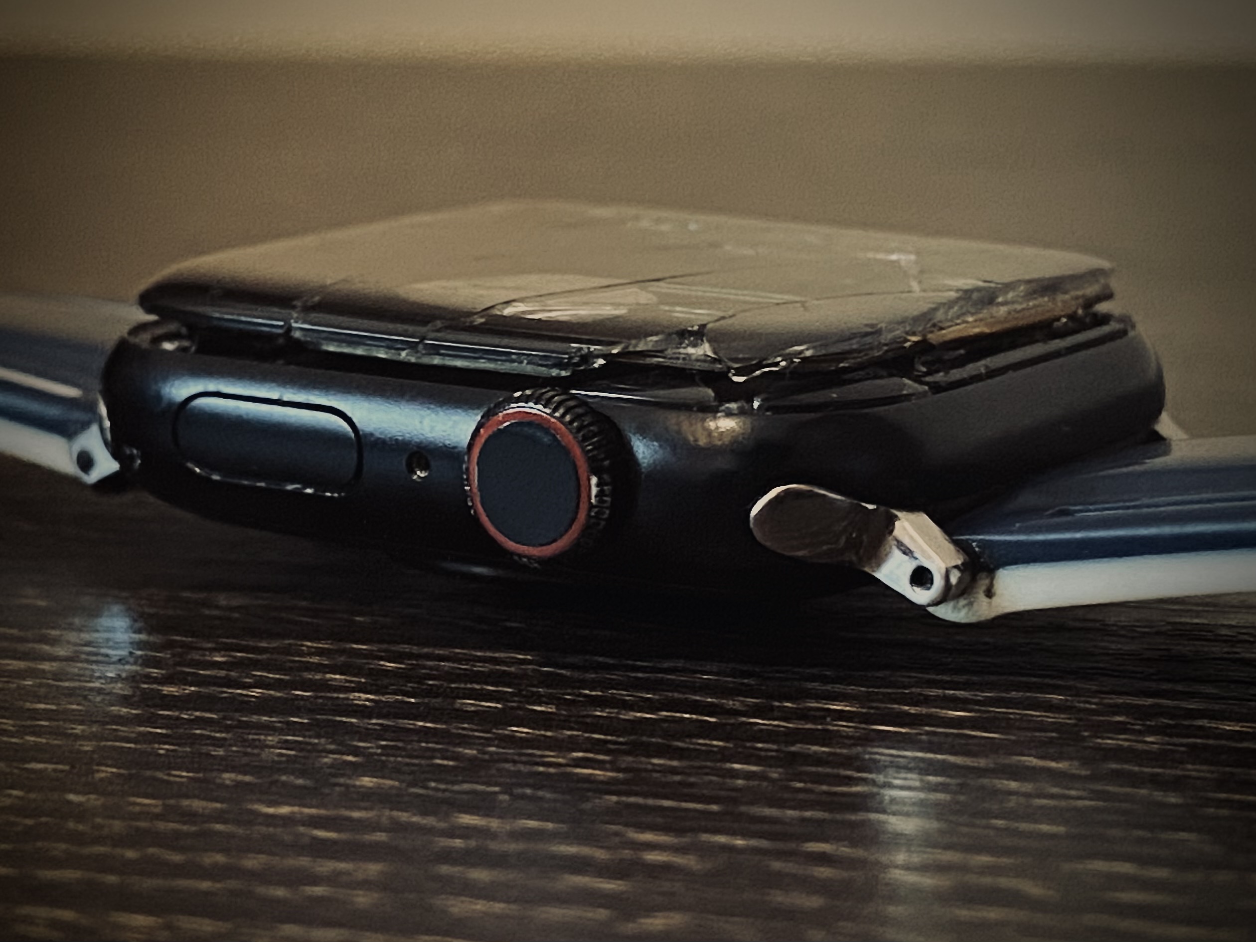 Apple Watch SE 2nd Gen GPS + Cellular FOR SALE (Cracked Screen) - Image 8