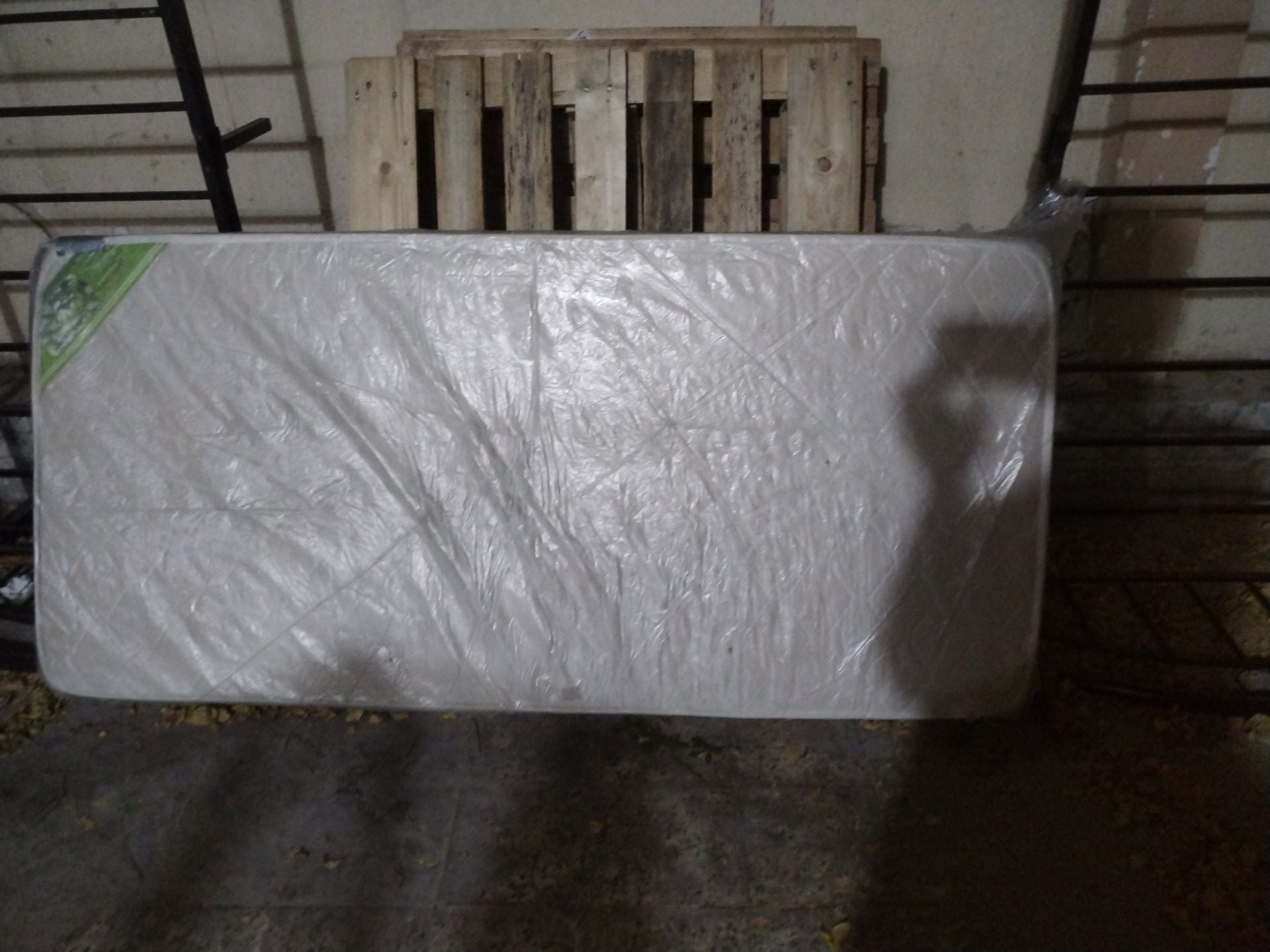 Single bed - Image 1