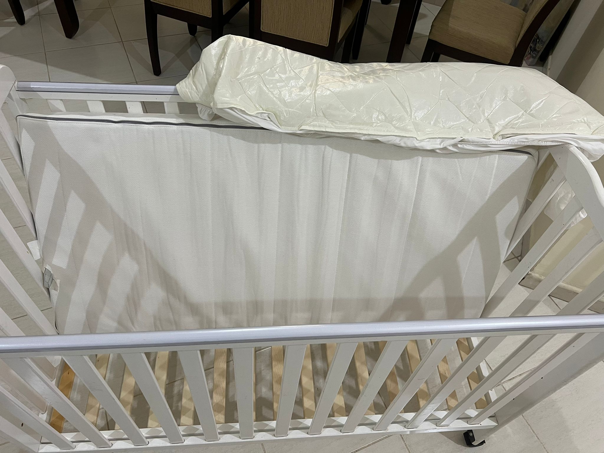 BABY CRIB WITH IKEA MATTRESS - Image 3