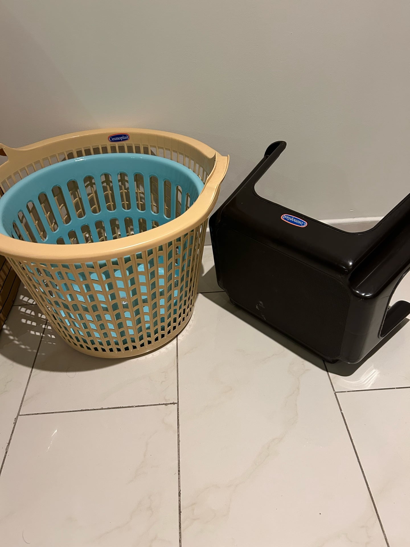 3 Laundry basket storage  + 1 small step - Image 1