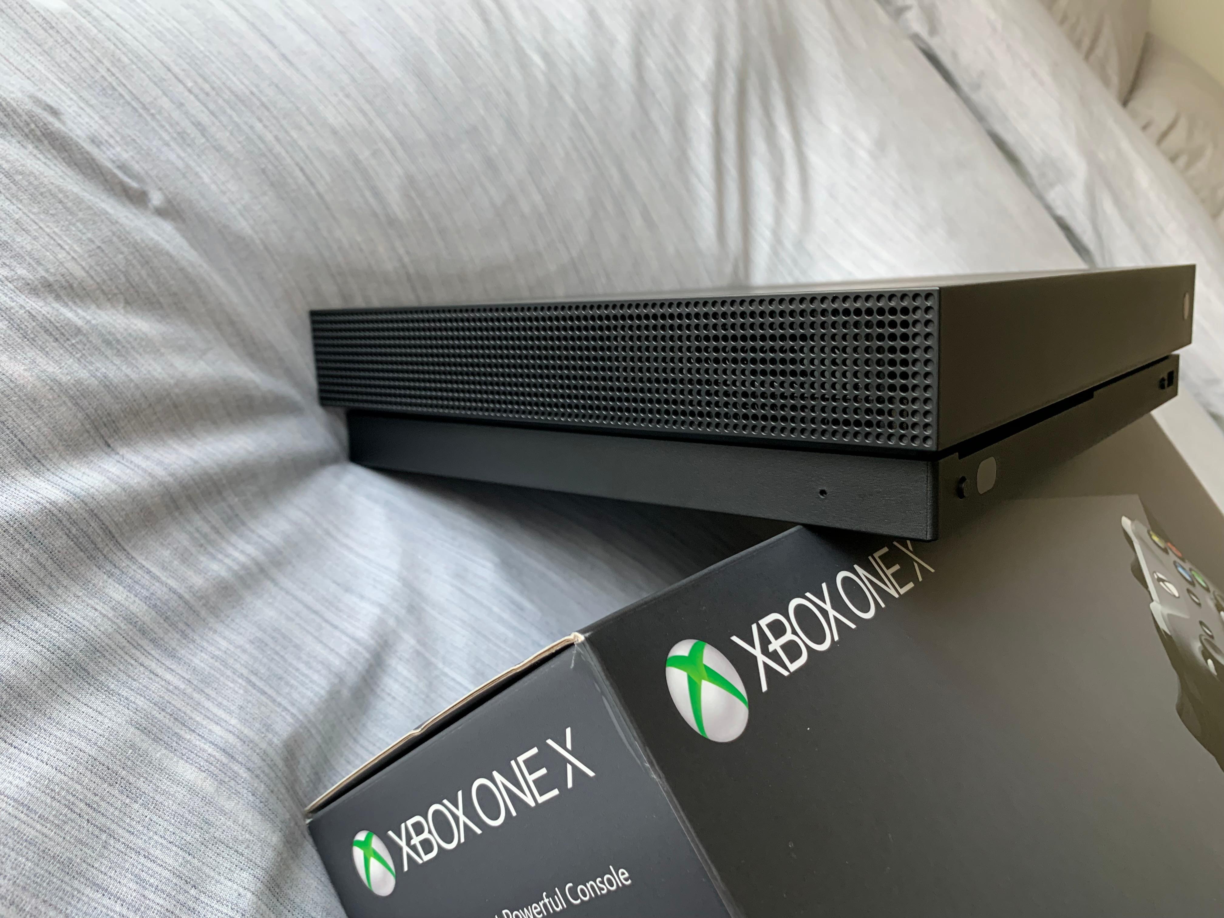 Xbox One X 1TB - بحالة ممتازة - مع ألعاب وعلبة - Image 3