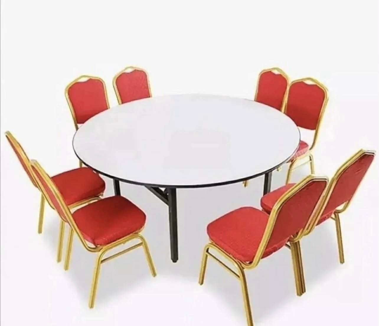 New  rounded dining table with 6 chairs, and table cover  - Image 3