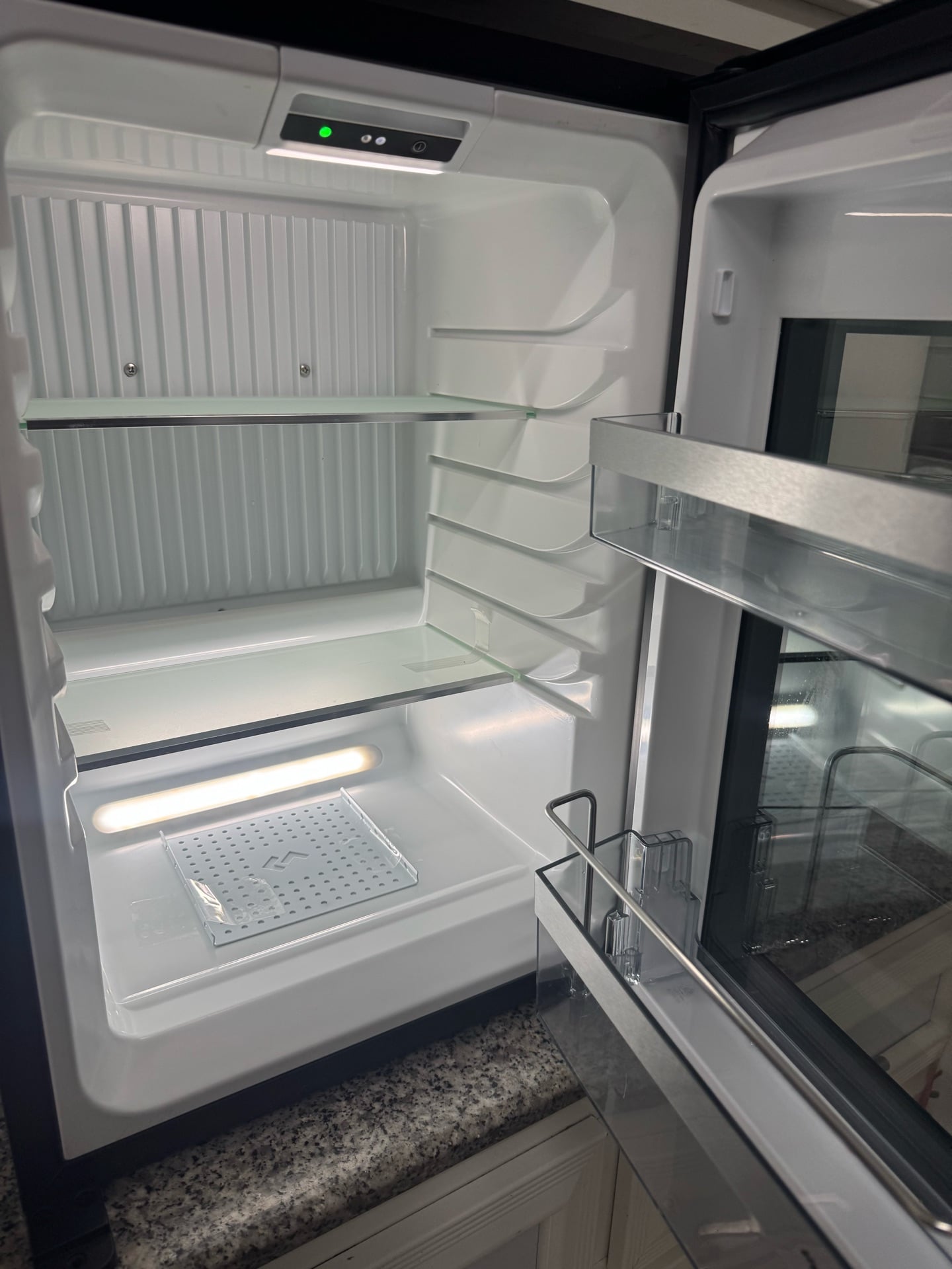 Dometic mini refrigerator for sale - Image 3