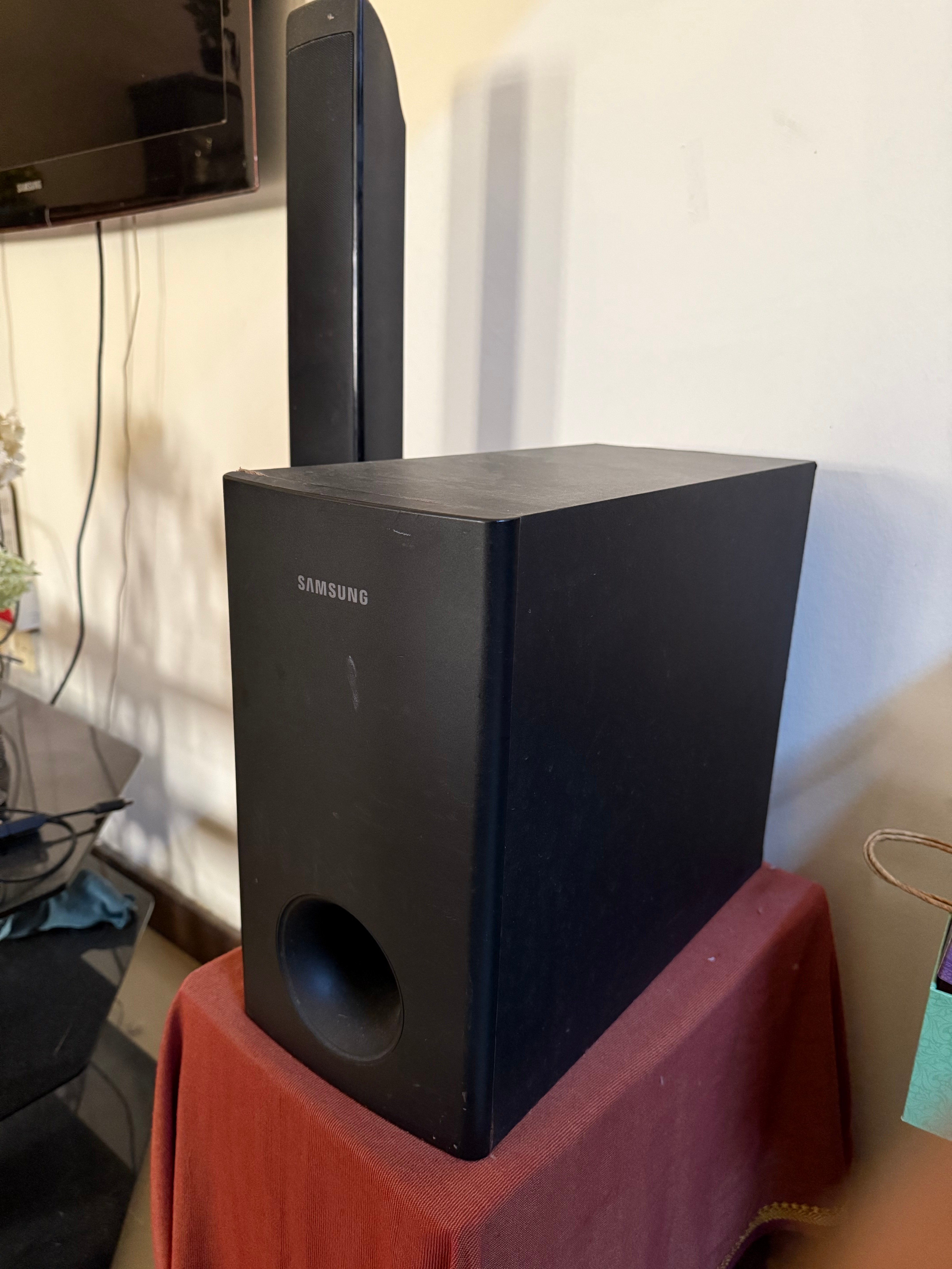 The Samsung 40-inch LED TV with 6 speaker sound system - Image 4