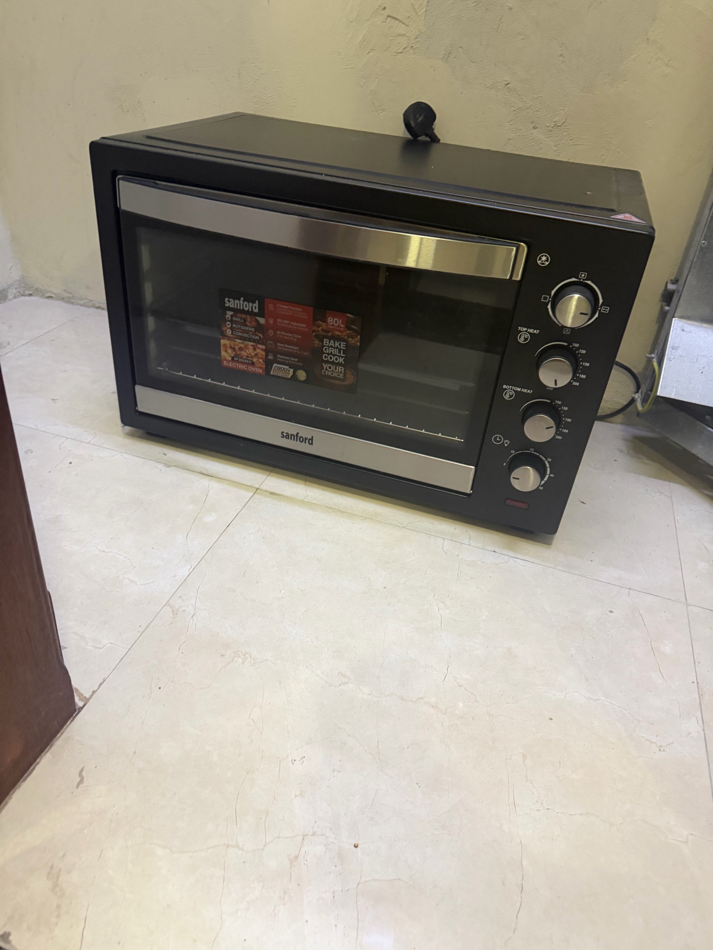 80 liters Oven Sparely used  - Image 3