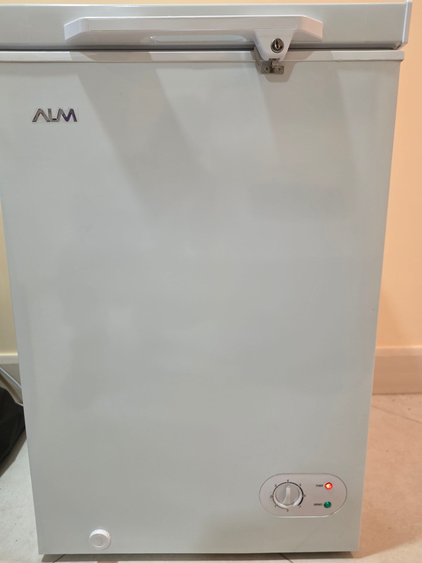 ALM Chest Freezer 140L White - Image 6