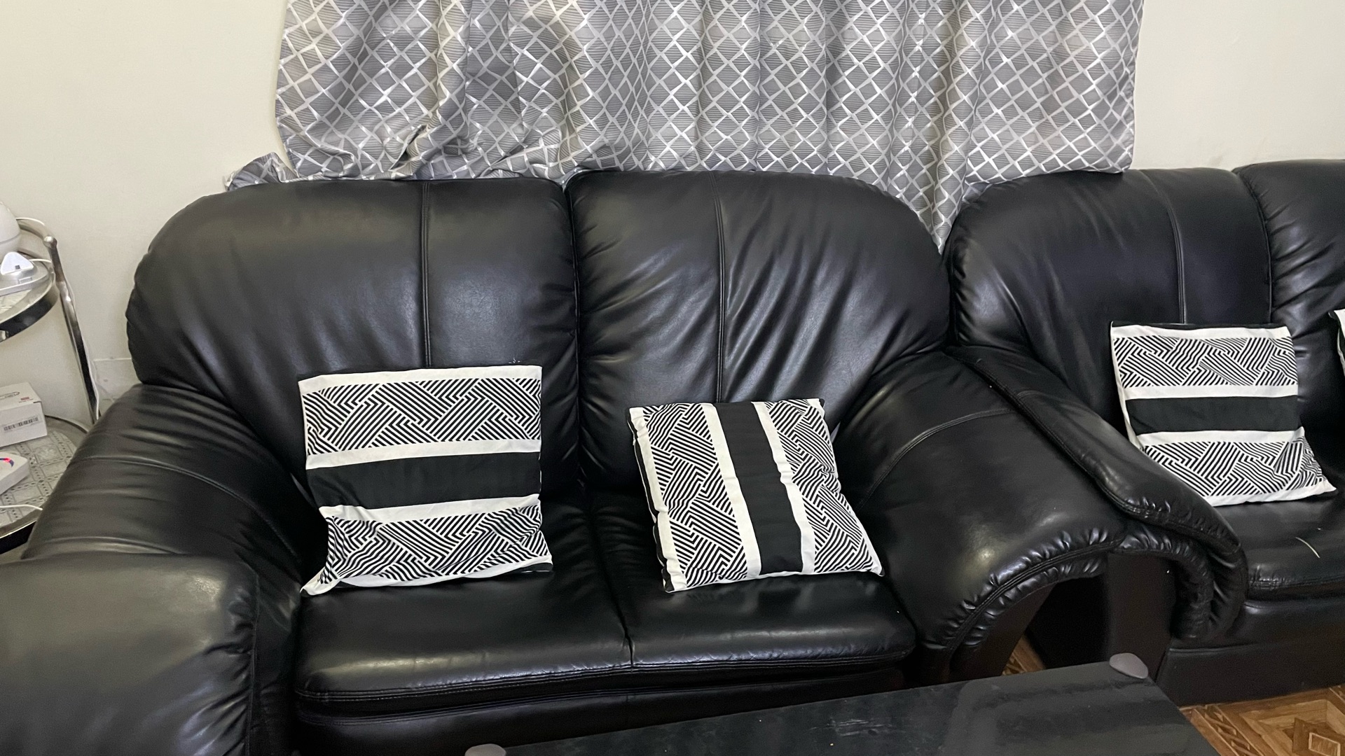4 sofas and a coffee table  - Image 4