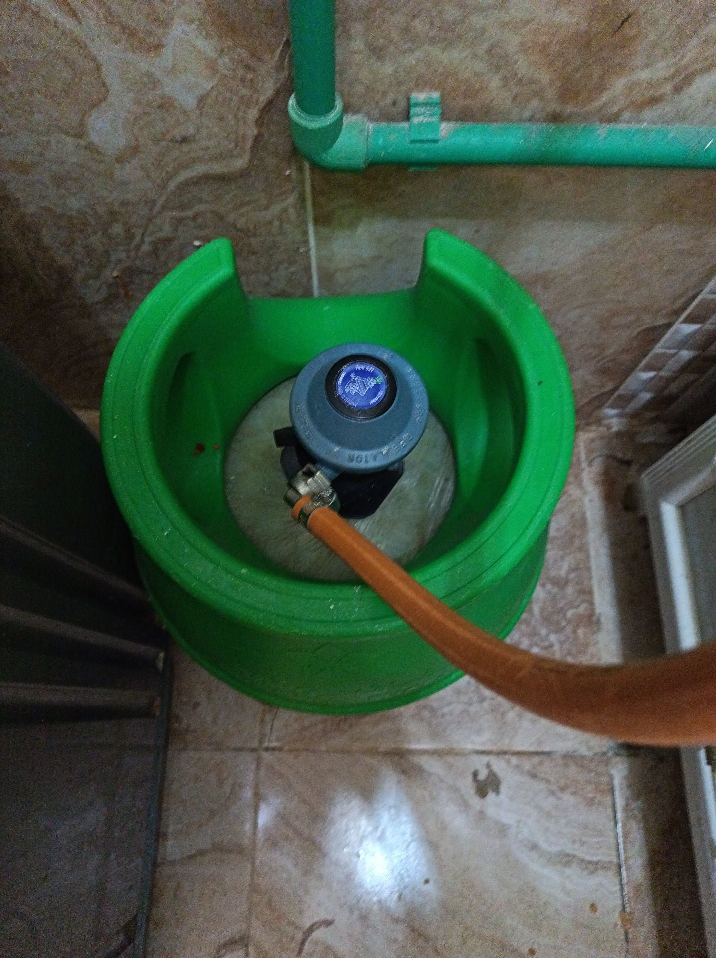 Gas cylinder and stove for sale - Image 1