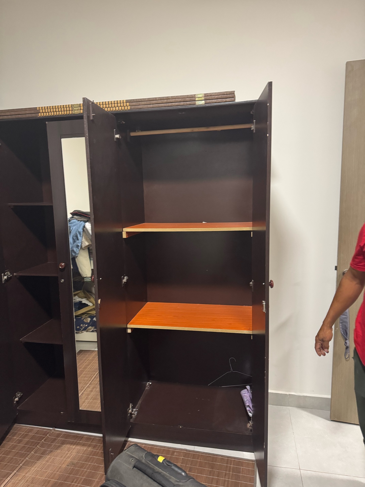 6 door wardrobe  - Image 5