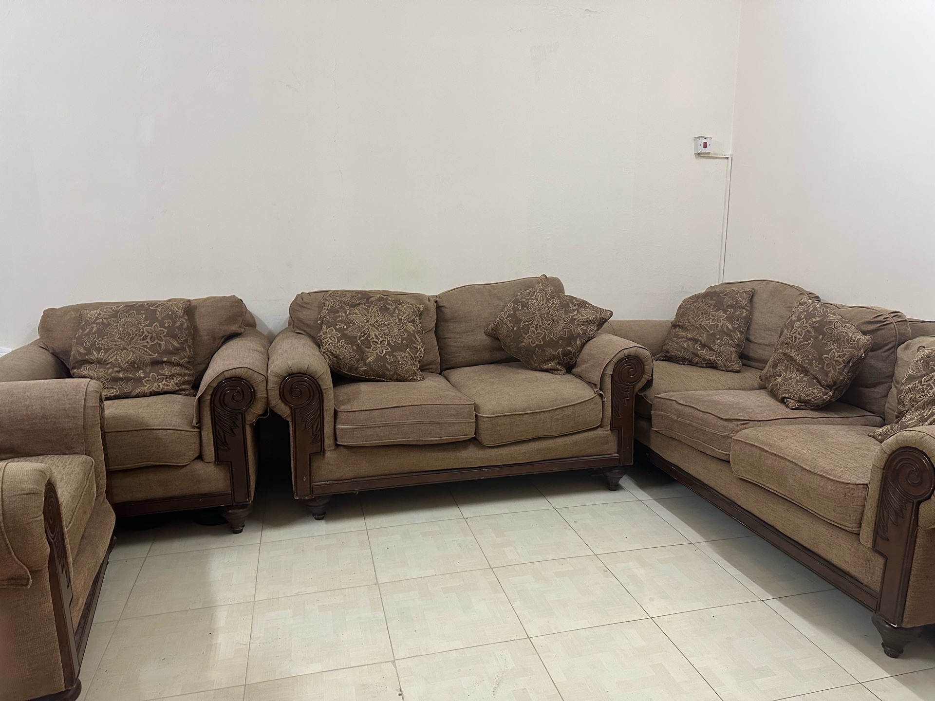 Sofa set with table  - Image 4