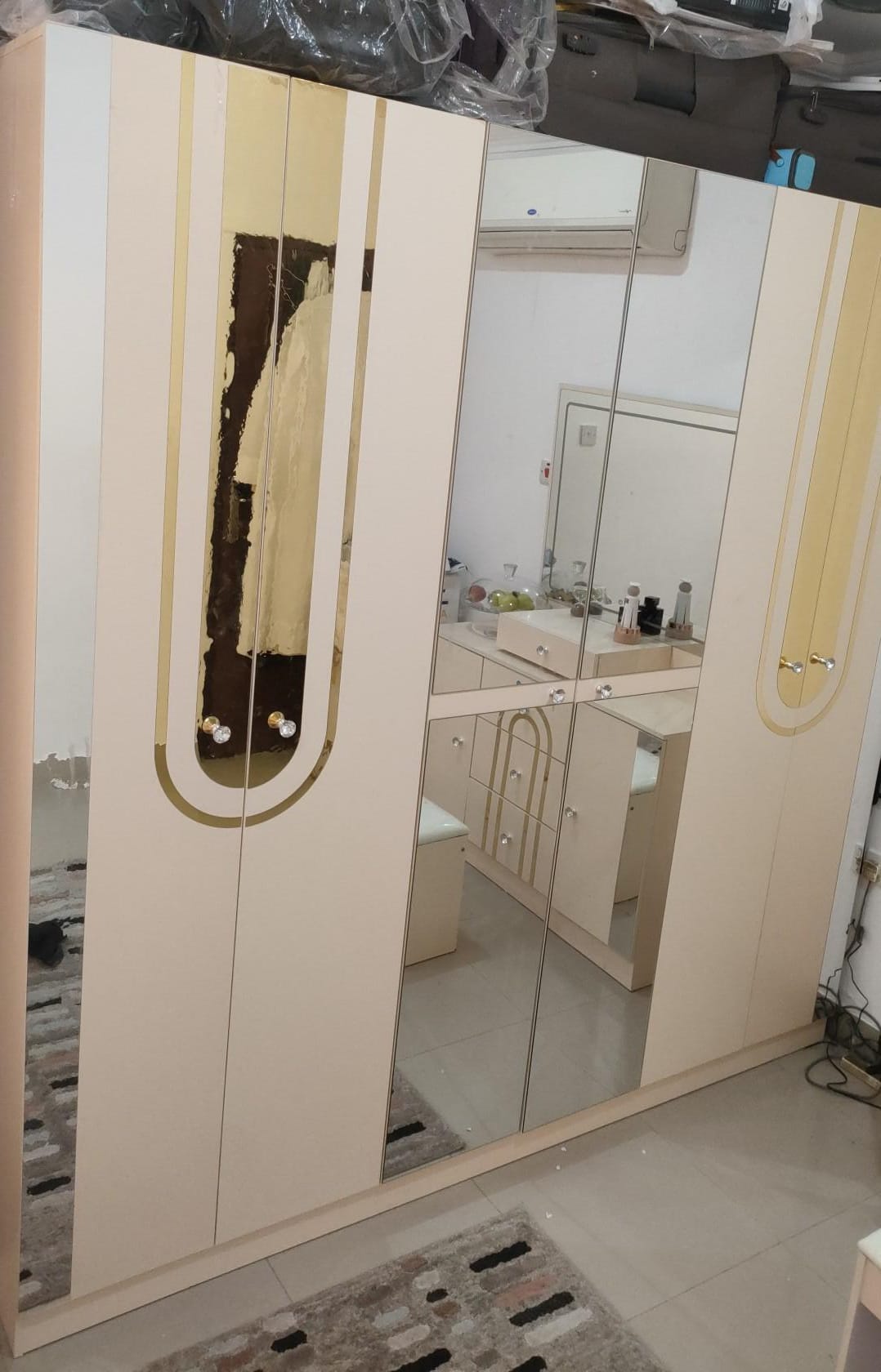 Bedroom set with six door cupboard in good condition - Image 5