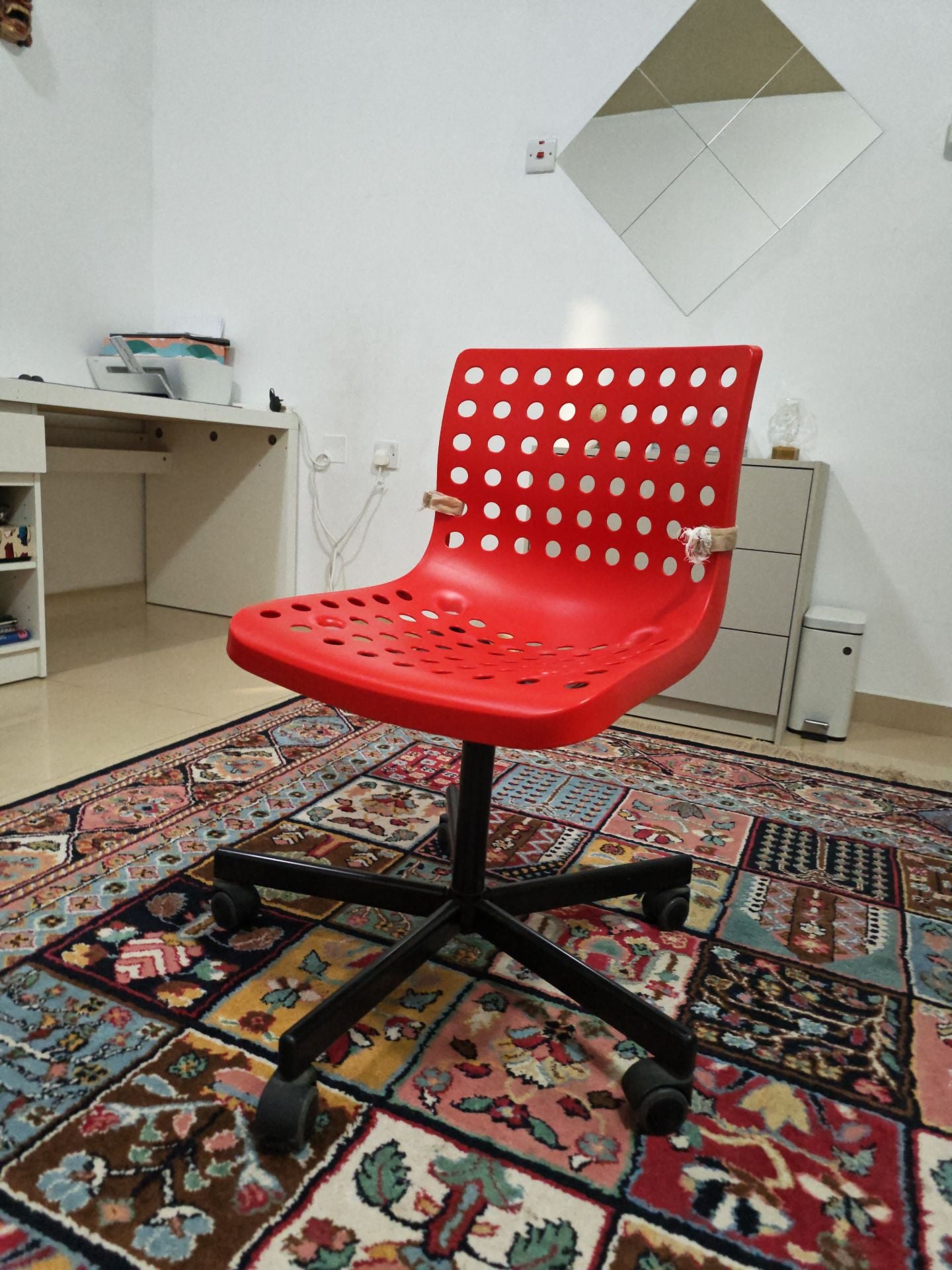 IKEA SKÅLBERG / SPORREN Swivel Desk Chair – Vibrant Red - Image 1