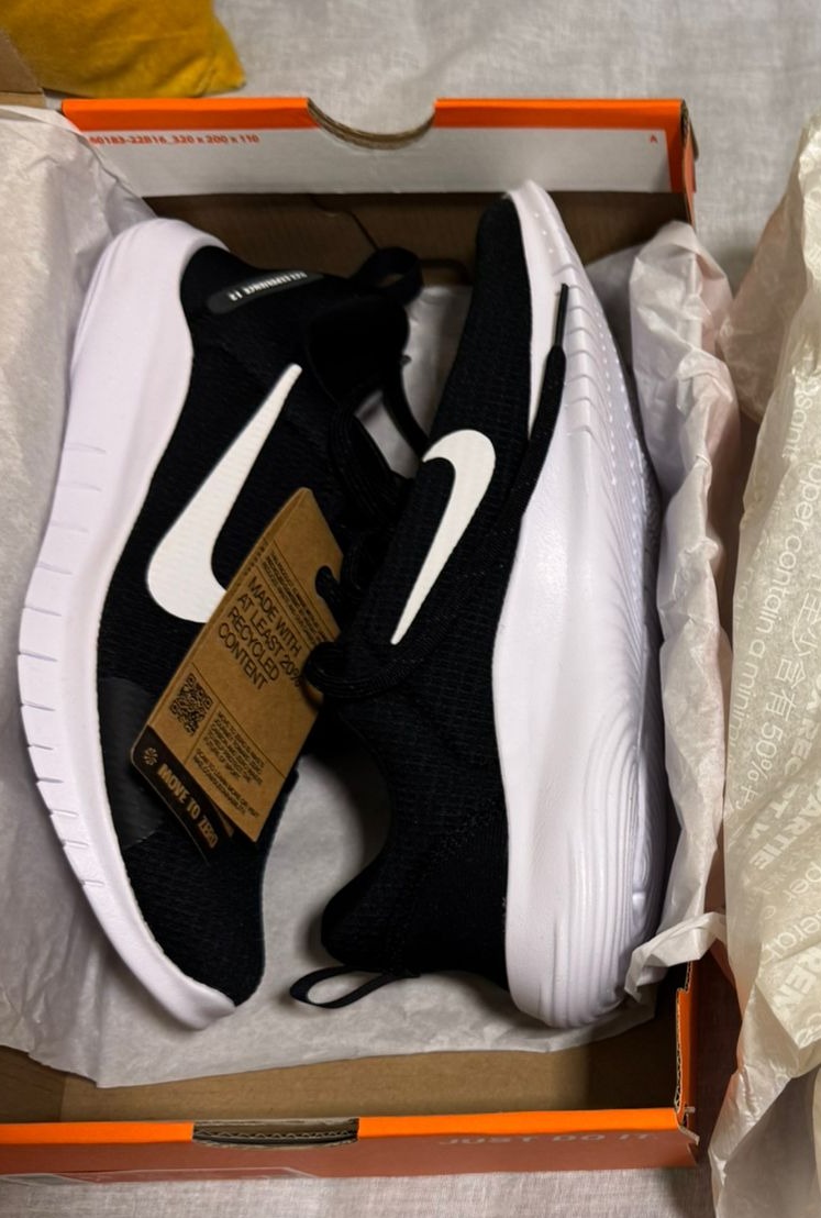 BRAND NEW - Nike Ladies Sports Sneaker - Image 2