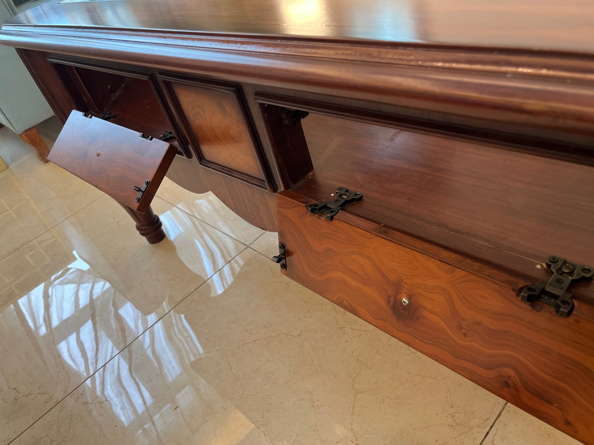 Elegant Wooden Tea Table – Excellent Condition - Image 5