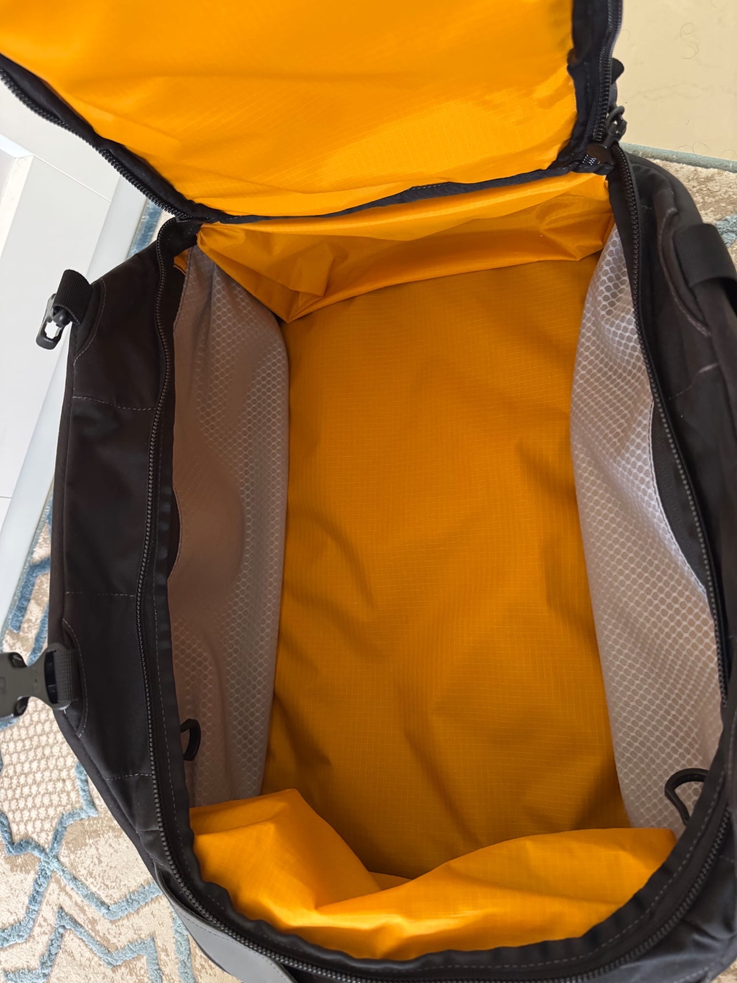 bag for sale In excellent condition - Image 7