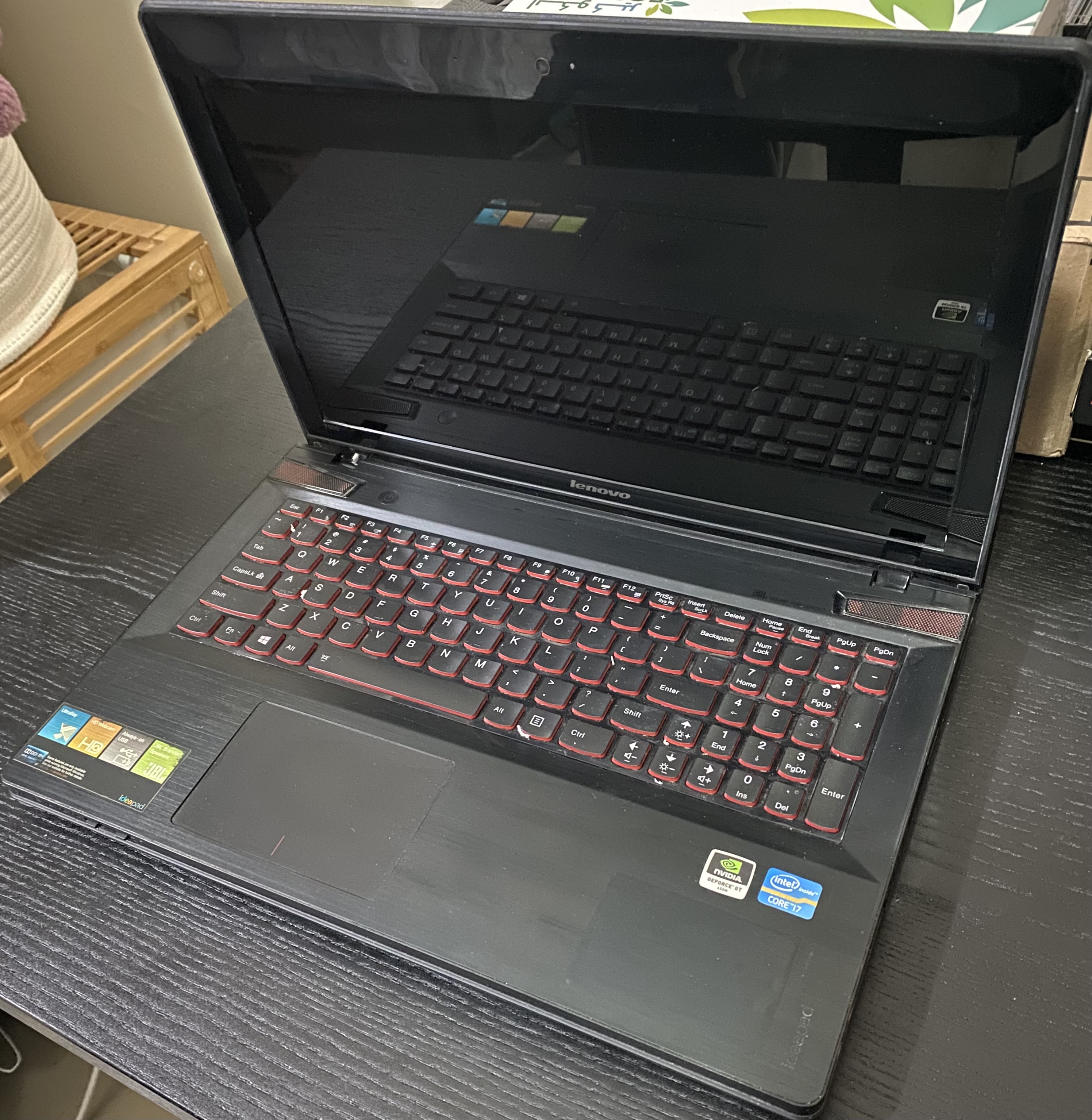Lenovo Ideapad Y500 gaming laptop with new wireless mouse - Image 2