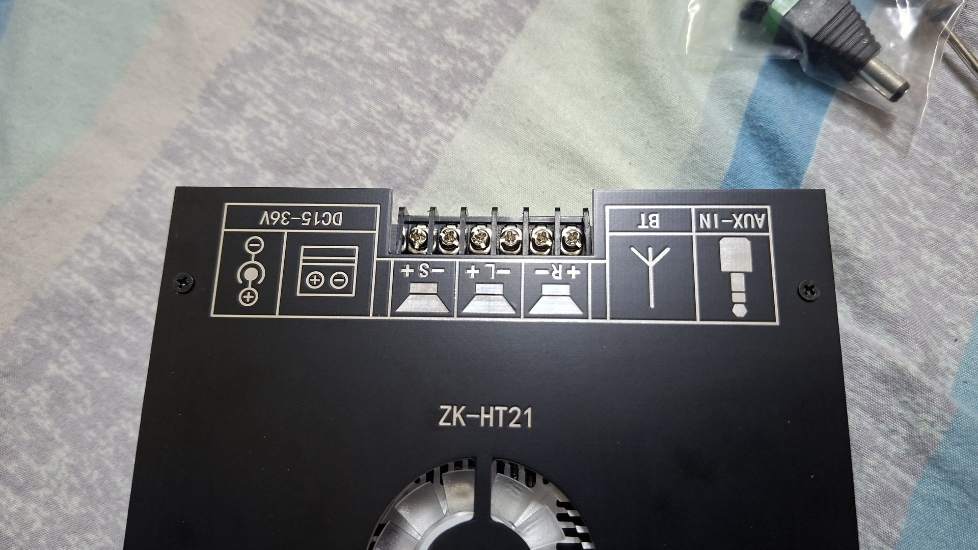 مضخم صوت 2.1 للبيع 160x2+220 واط مع بلوتوث وaux - Image 4