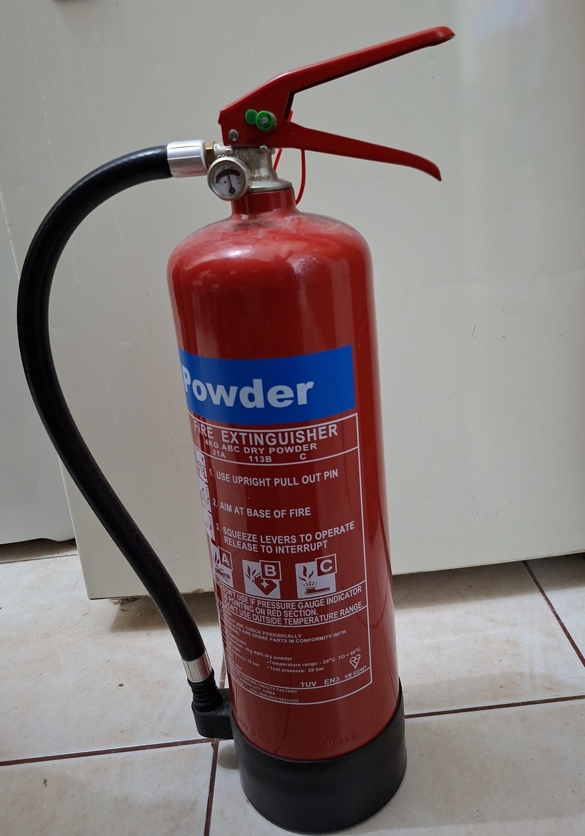 Shafaf Woqod Gas Cylinder and new 4kg and 1kg Fire Extinguisher - Image 4