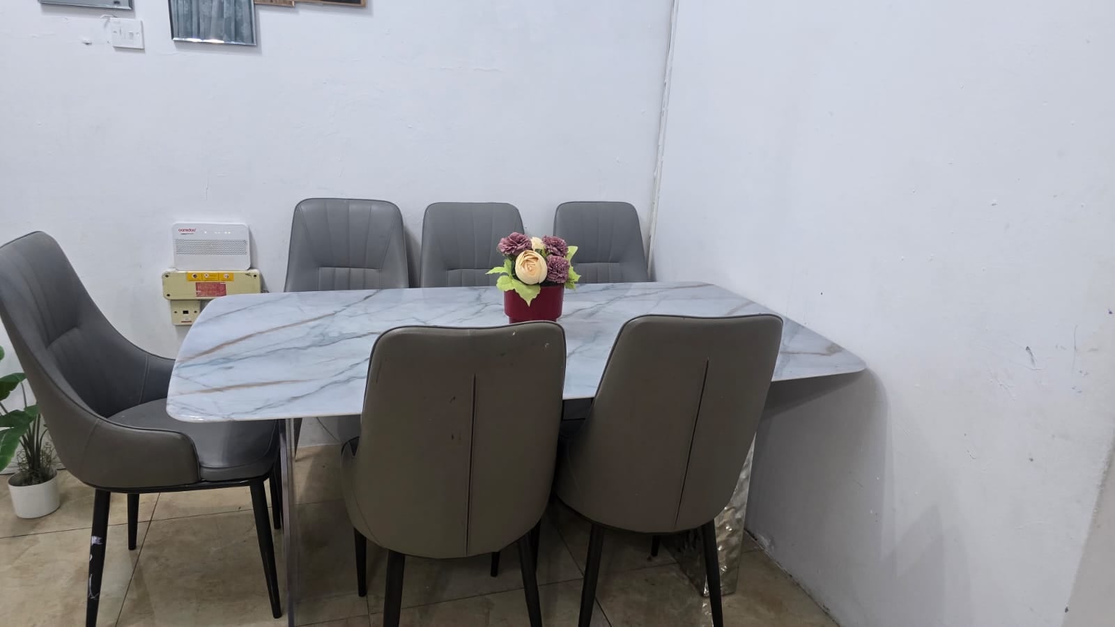 Dinning table very good condition - Image 1
