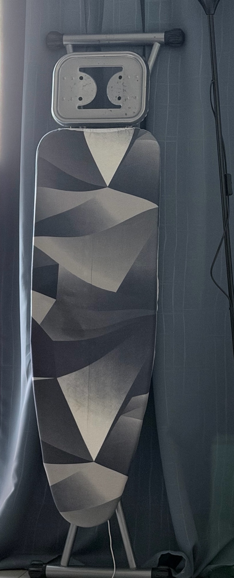 Philips Azur 2400w steam iron with ironing board - Image 6