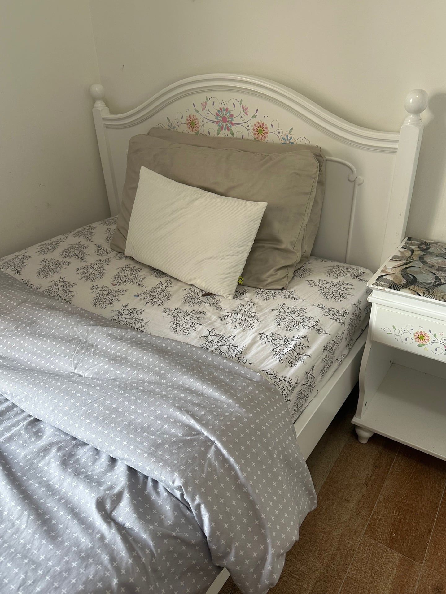 Girls bedroom set, includes bed, side table, and study table.  - Image 2