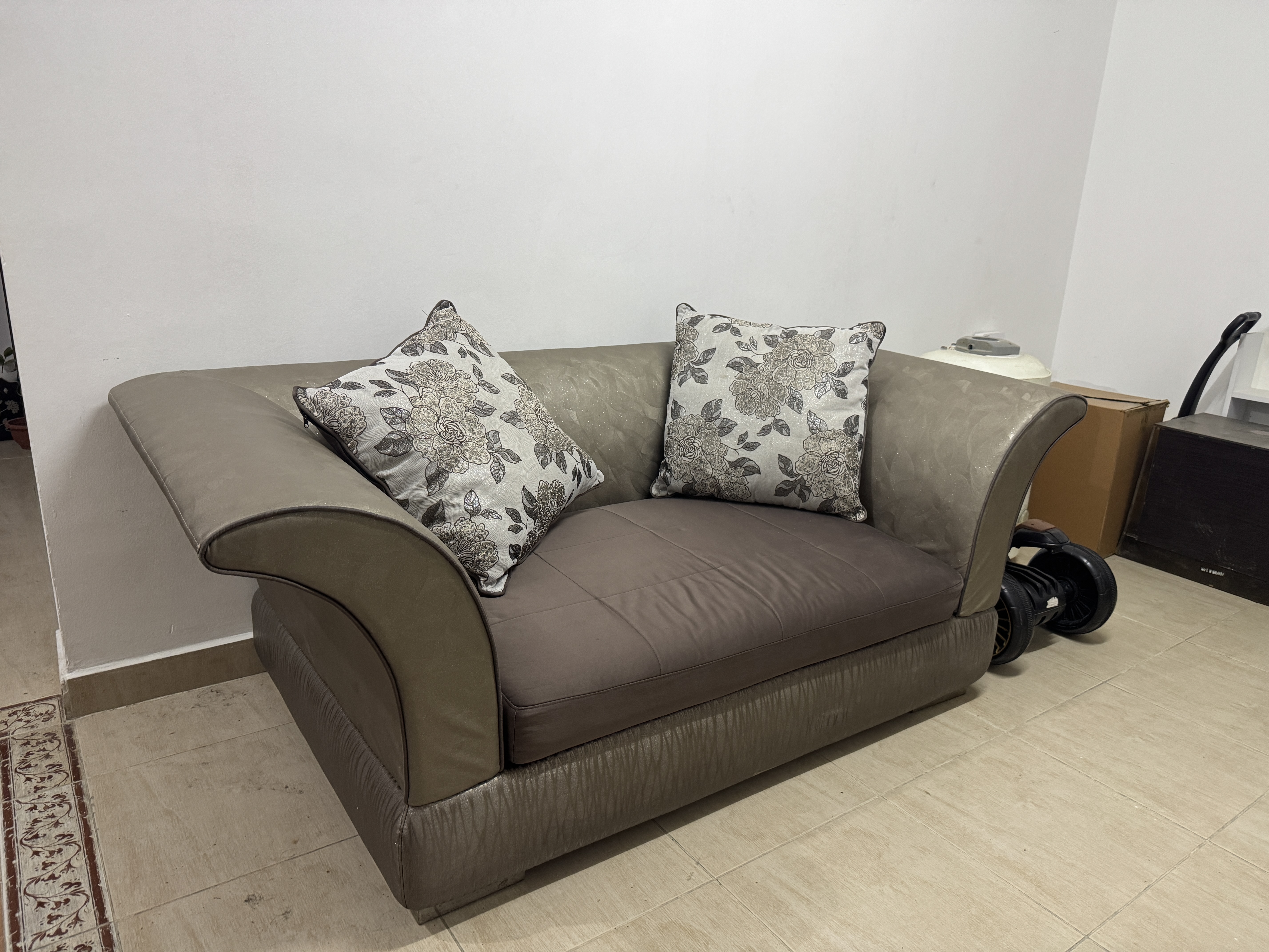 Compact 2 seater sofa - Excellent Condition  - Image 3