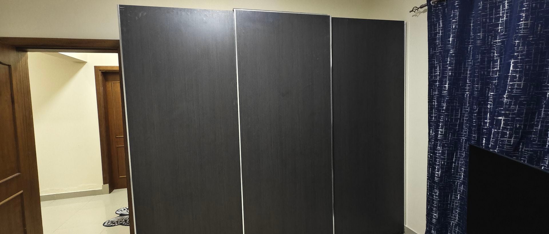 FOR SALE BIG SIZE WARDROBE  - Image 4