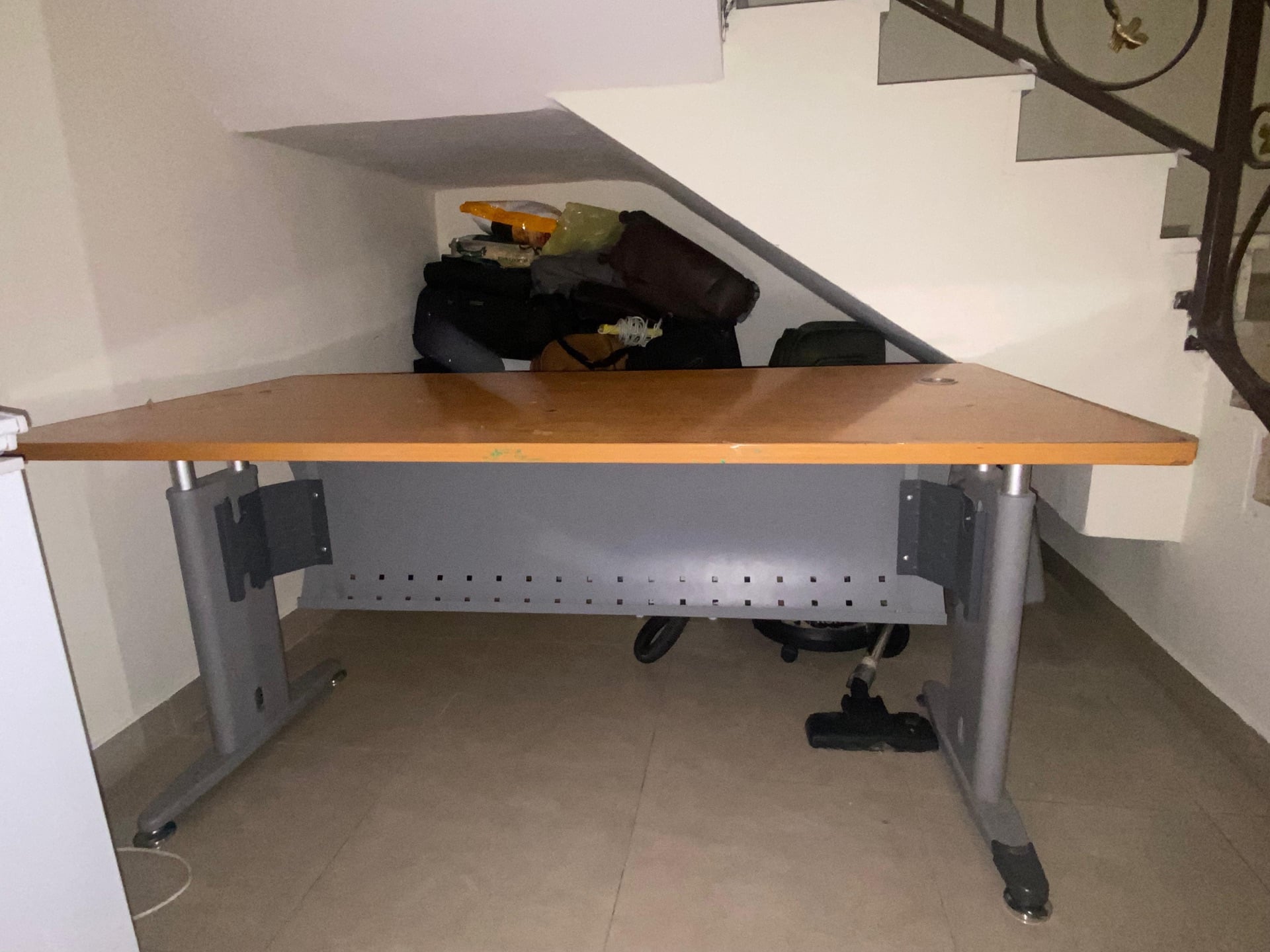 GOOD QUALITY OFFICE TABLE FOR SALE - Image 2